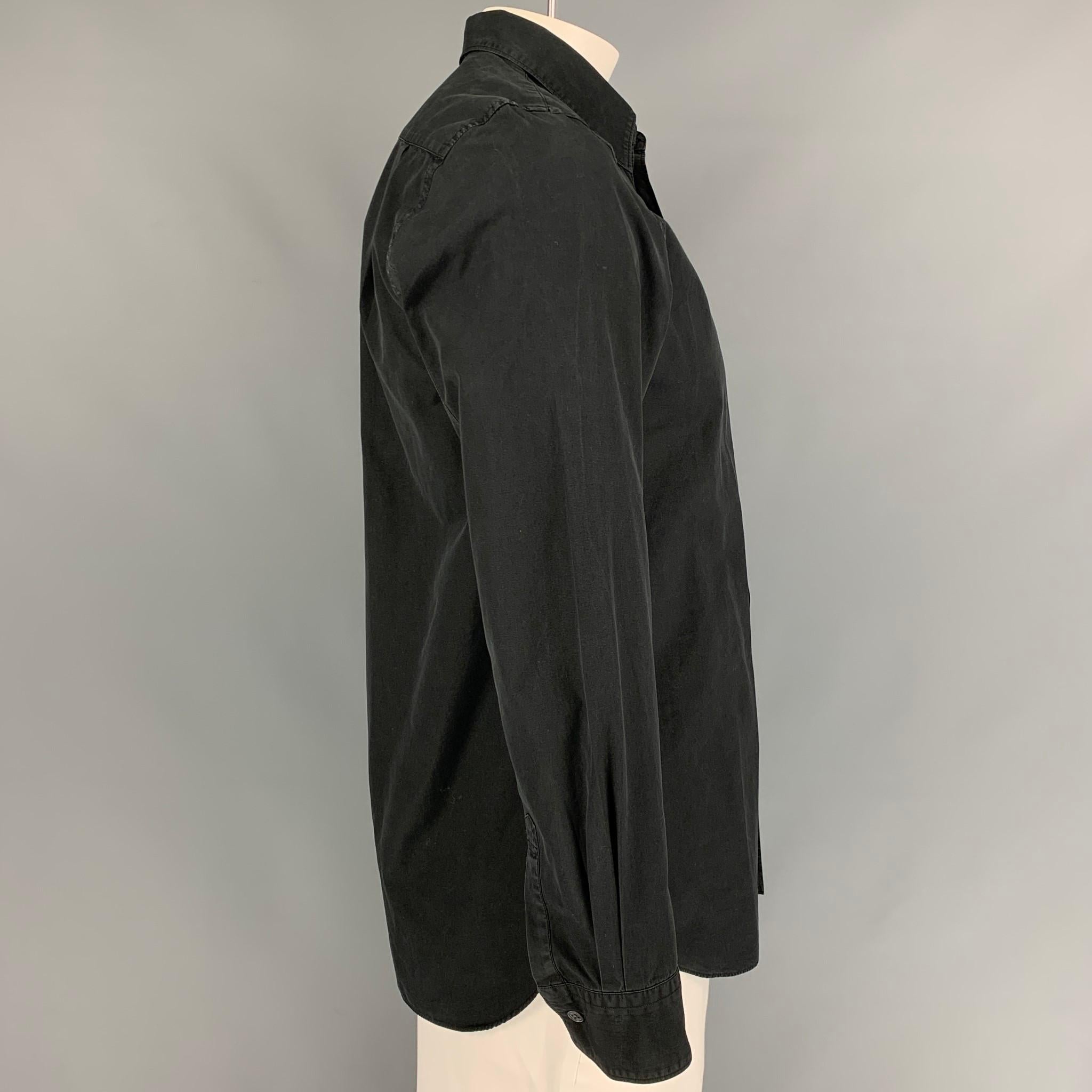 COMME des GARCONS SHIRT long sleeve shirt comes in a black cotton featuring a spread collar, front pocket, and a buttoned closure. Made in France. 

Good Pre-Owned Condition.
Marked: L

Measurements:

Shoulder: 17 in.
Chest: 42 in.
Sleeve: 25.5