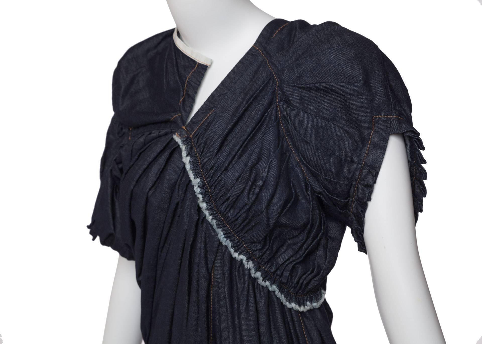 Comme des Garçons  Pleats sculptés à manches courtes  Robe en denim en vente 1