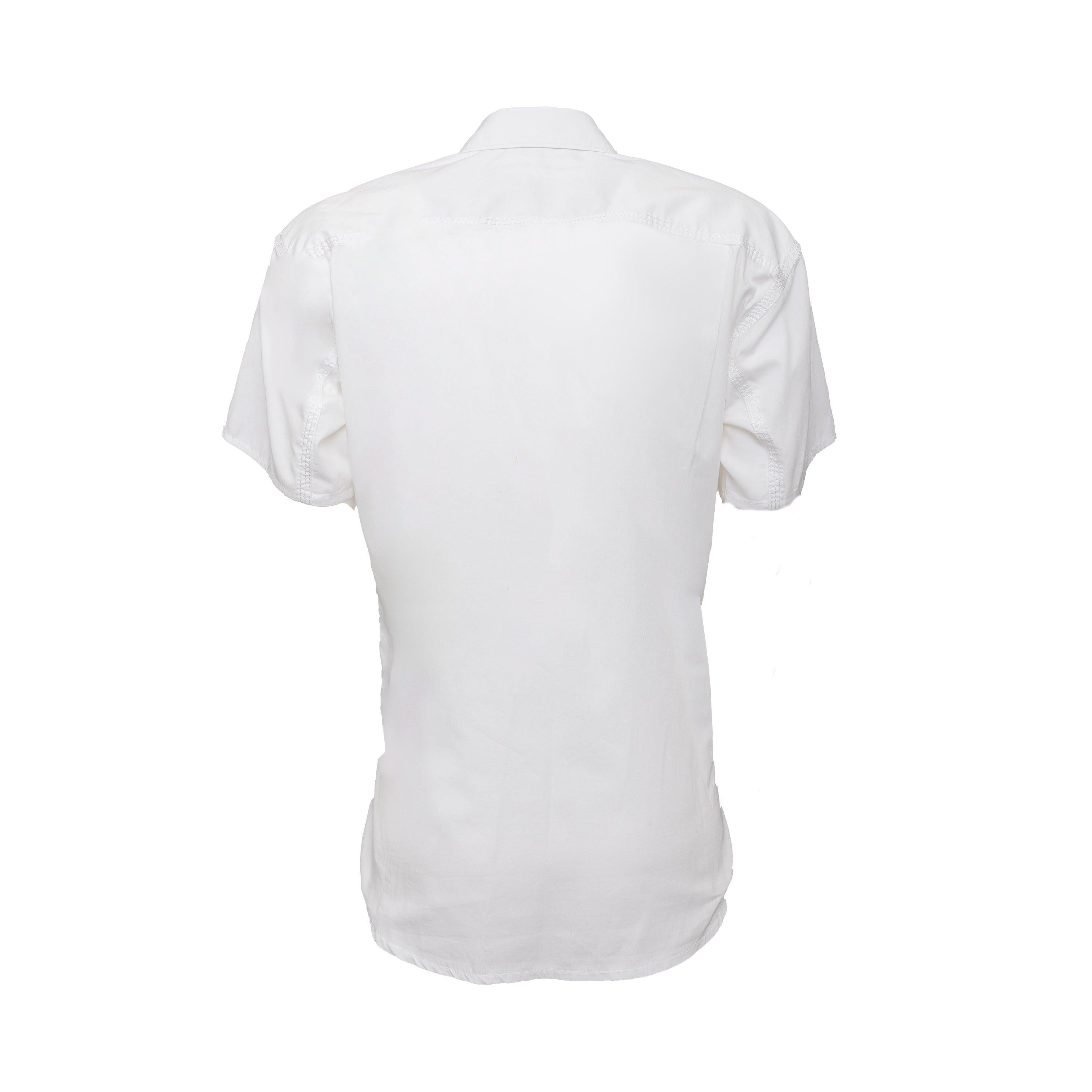 Upgrade your wardrobe with the Comme des Garçons Short Sleeve Shirt, made of high-quality white cotton. Featuring a convenient front chest pocket, collar, and button closure, this shirt combines comfort and basic essentials.
Remarks: Has been