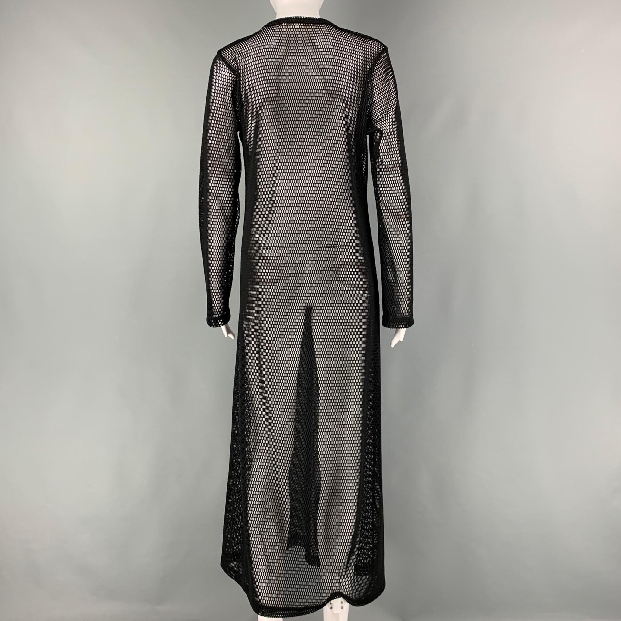 COMME des GARCONS midi dress comes in a black mesh knit material featuring a no lining, and long sleeves.

Very Good Pre-Owned Condition. Fabric Tags Removed.
Marked: L

Measurements:

Shoulder: 15.5 in.
Sleeves: 25 in.
Bust: 40 in.
Waist: 42