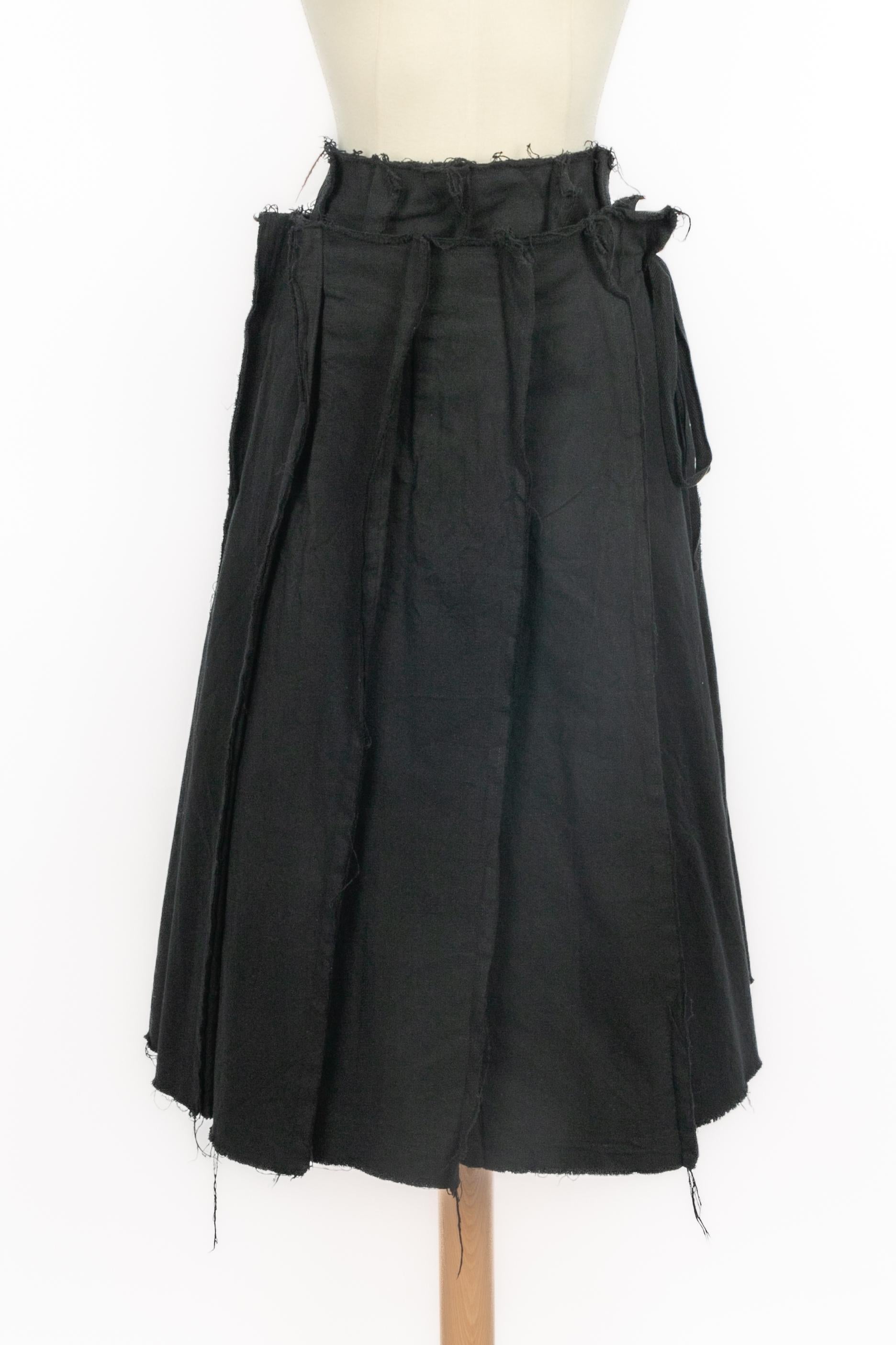 COMME DES GARÇONS - (Made in Japan) Schwarzer Wickelrock aus Baumwolle mit Falten. Größe M angegeben.

Bedingung:
Sehr guter Zustand

Abmessungen:
Taille: 140 cm - Länge: 72 cm

SKU:FJ206