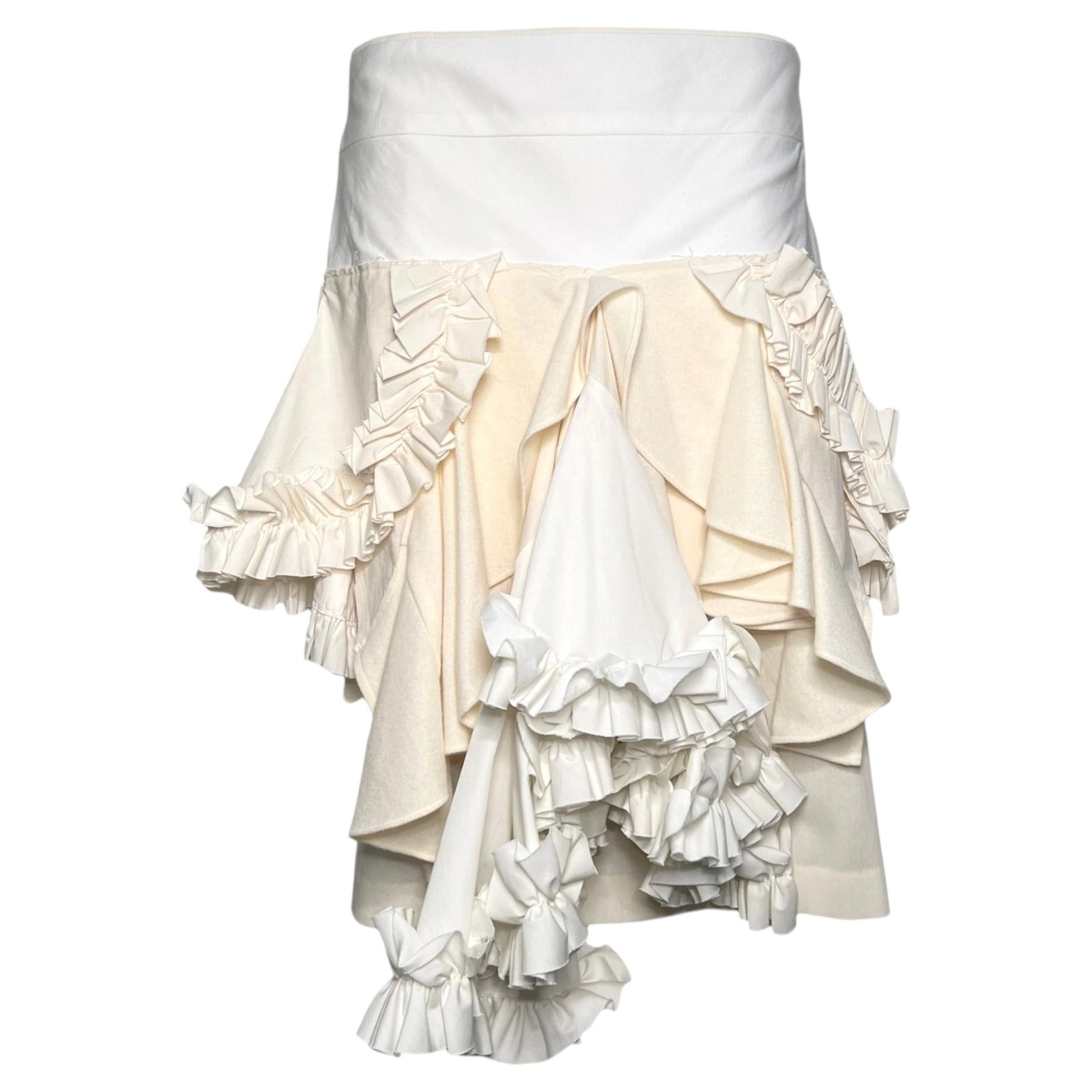 Falda cruzada con volantes en capas en tonos crema y blanco de Comme des Garçons, primavera de 2002