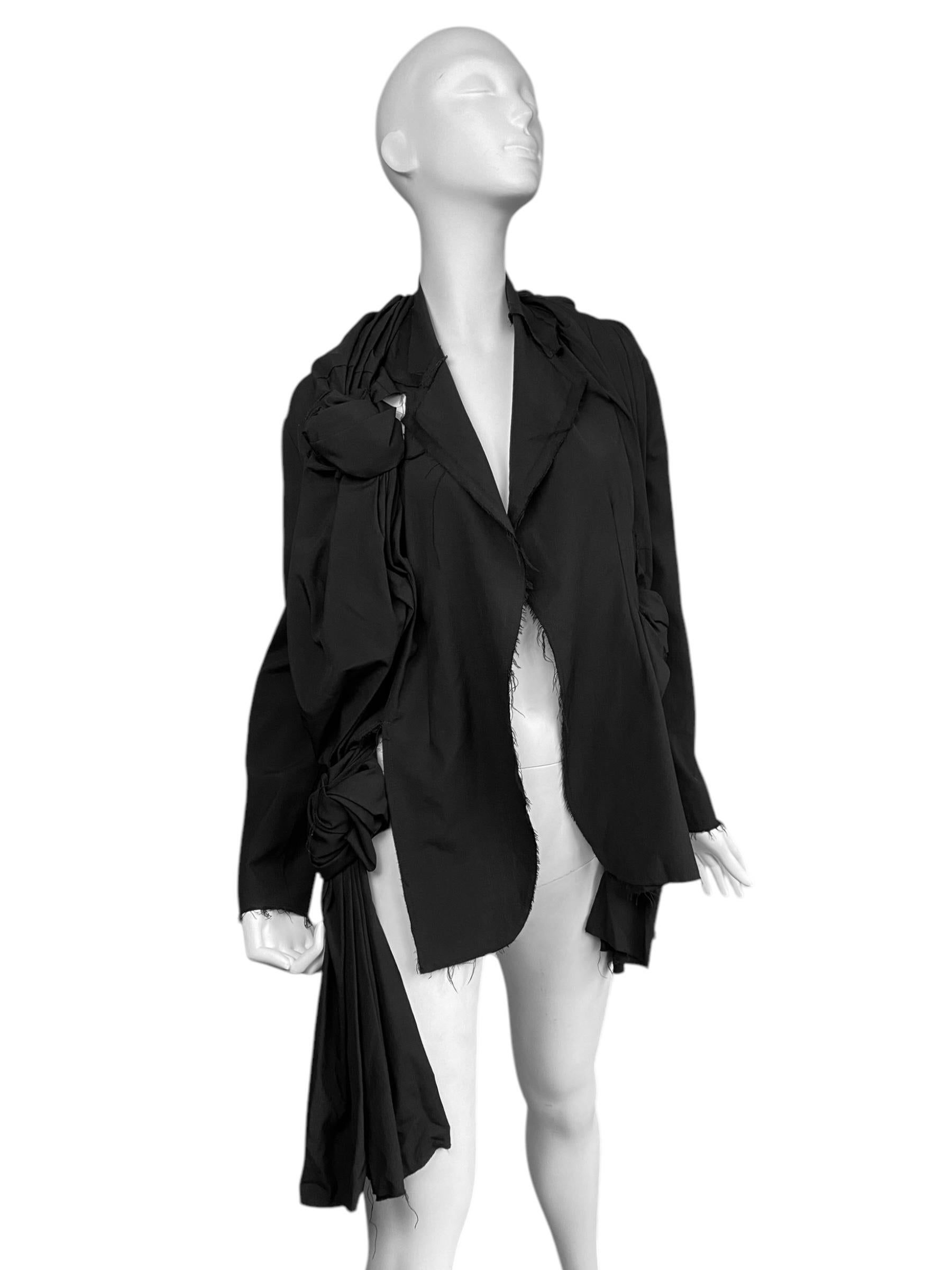 MARKE : COMME DES GARÇONS

DESIGNER : REI KAWAKUBO

JAHR/JAHRZEHNT : FRÜHJAHR/SOMMER 2003

GRÖSSE : M PASST VON S BIS M

HERGESTELLT IN : JAPAN

ZUSAMMENSETZUNG : /

ZUSTAND: AUSGEZEICHNET

ANMERKUNG: AUF DEM LAUFSTEG IN WEISS UND ROSA ZU SEHEN

Die
