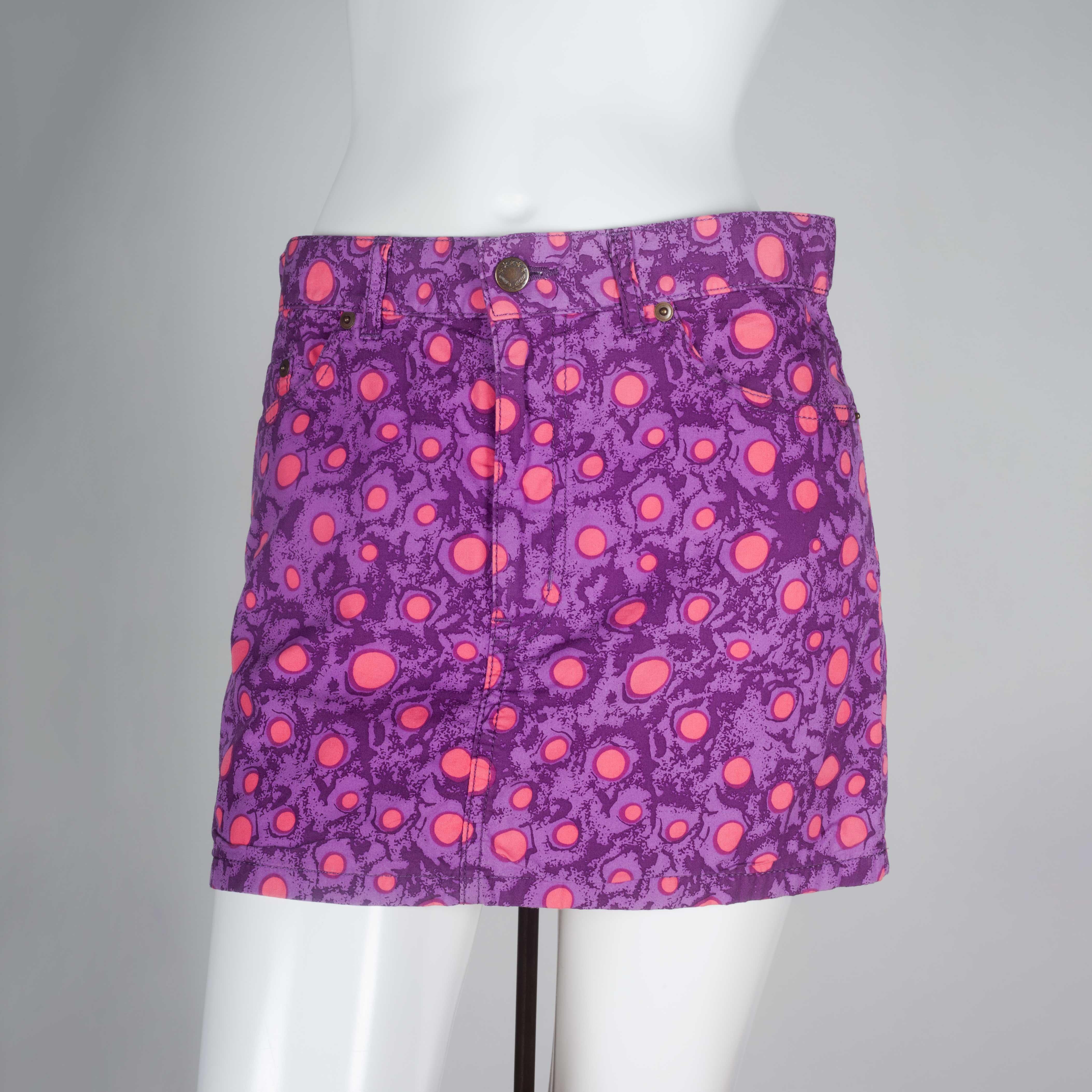 Comme des Garçons Tao 2009 cotton mini skirt in two shades of purple and playful, bright pink circles motif. Cotton lining, pockets, and visible stitching.  

YEAR: 2009
MARKED SIZE: S
US WOMEN'S: M
US MEN'S: S
FIT: Regular
WAIST: 15.5