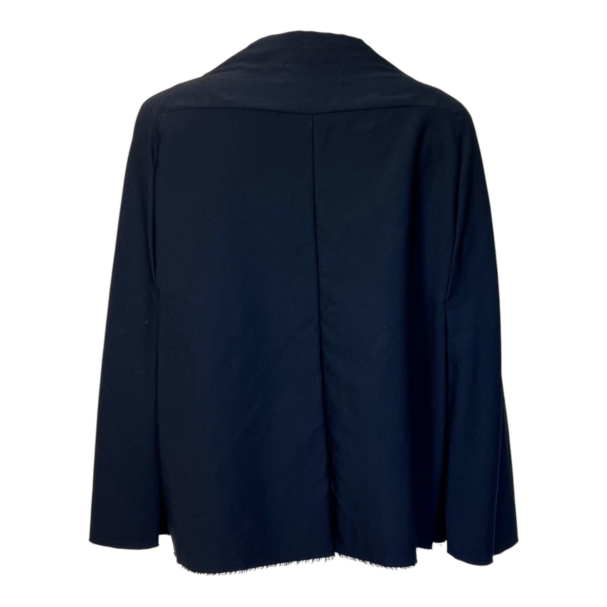 Comme des Garçons Trikot  schwarze Umhangjacke. Süßes Detail am Kragen. Sehr schick aus den Sechzigern. Knopfverschluss auf der Vorderseite. Ca. 2000er Jahre. Erstklassiger Zustand.

Etikettiert mit der Größe Medium.

Zusätzliche