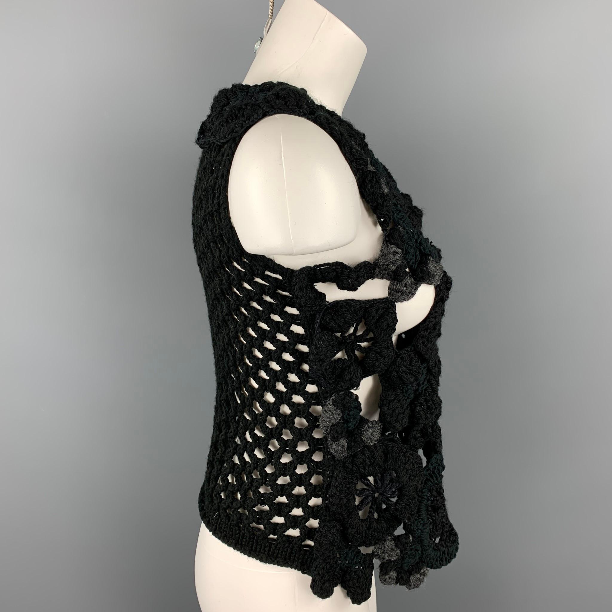 COMME des GARCONS TRICOT casual top comes in a black & grey crochet material and a v-neck.

Very Good Pre-Owned Condition.
Marked: No size marked

Measurements:

Shoulder: 13 in.
Bust: 34 in.
Length: 19.5 in. 