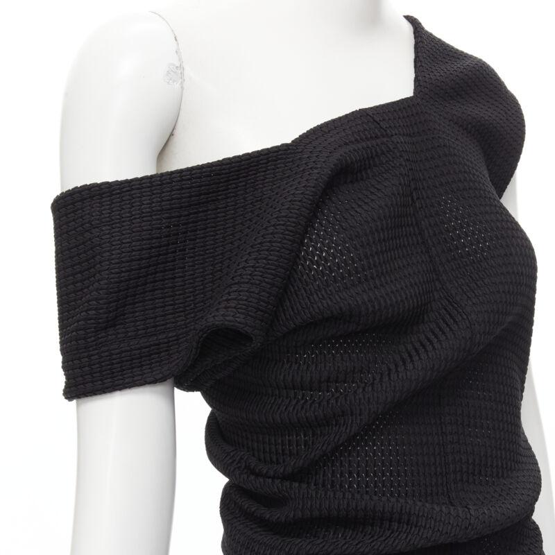 COMME DES GARCONS Vintage 1980s acetate knit angular draped handkerchief dress M
Reference: CRTI/A00572
Brand: Comme Des Garcons
Designer: Rei Kawakubo
Collection: 1980s
Material: Acetate, Nylon
Color: Black
Pattern: Solid
Closure: Zip
Extra