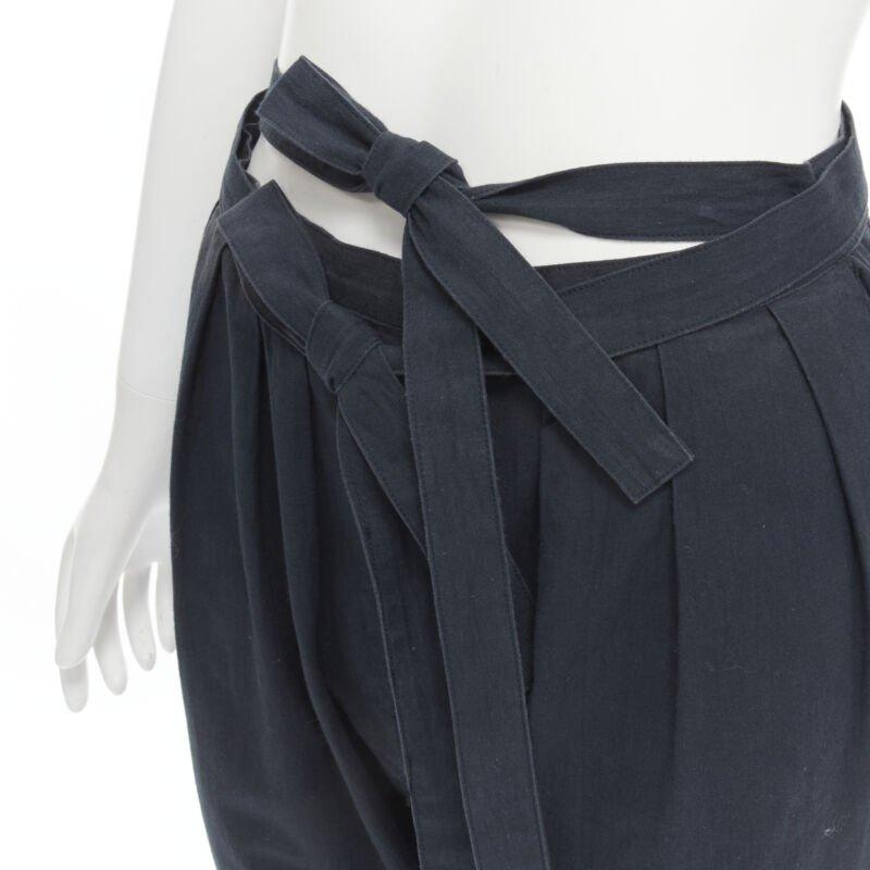 COMME DES GARCONS Vintage 1980er Jahre Hose mit doppelter Schleife und schlanker Taille S
Referenz: CRTI/A00459
Marke: Comme Des Garcons
Designer: Rei Kawakubo
Collection'S: 1980s
MATERIAL: Baumwolle
Farbe: Schwarz
Muster: Solide
Verschluss: