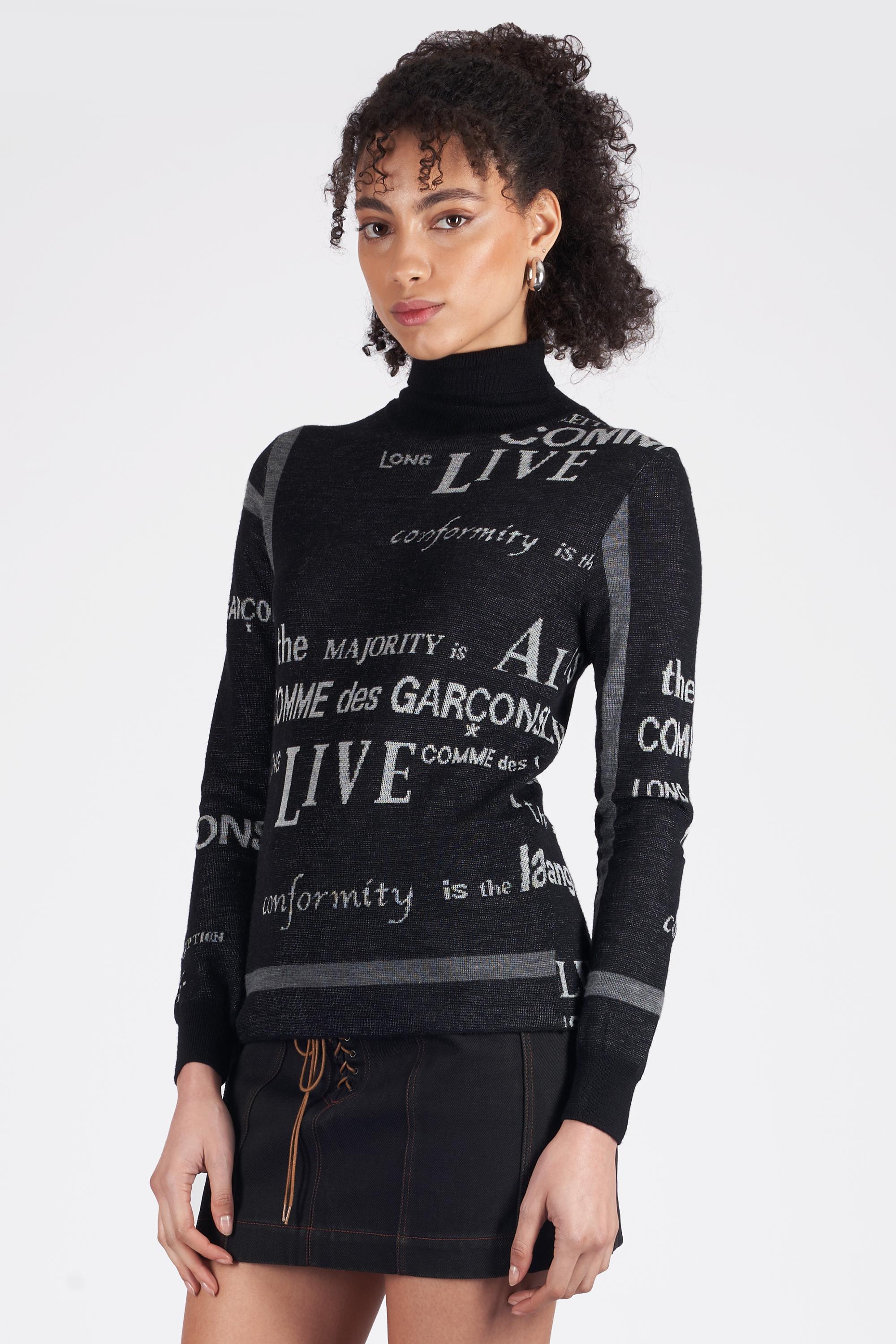 We are excited to present this Comme Des Garçons 2003 black and grey turtleneck. Features a spell out detail all over. In excellent vintage condition. Authenticity guaranteed.

Label size: N/A / Modern Size UK 8
Modern size: UK: 6 to 10, US: 4 to 8,