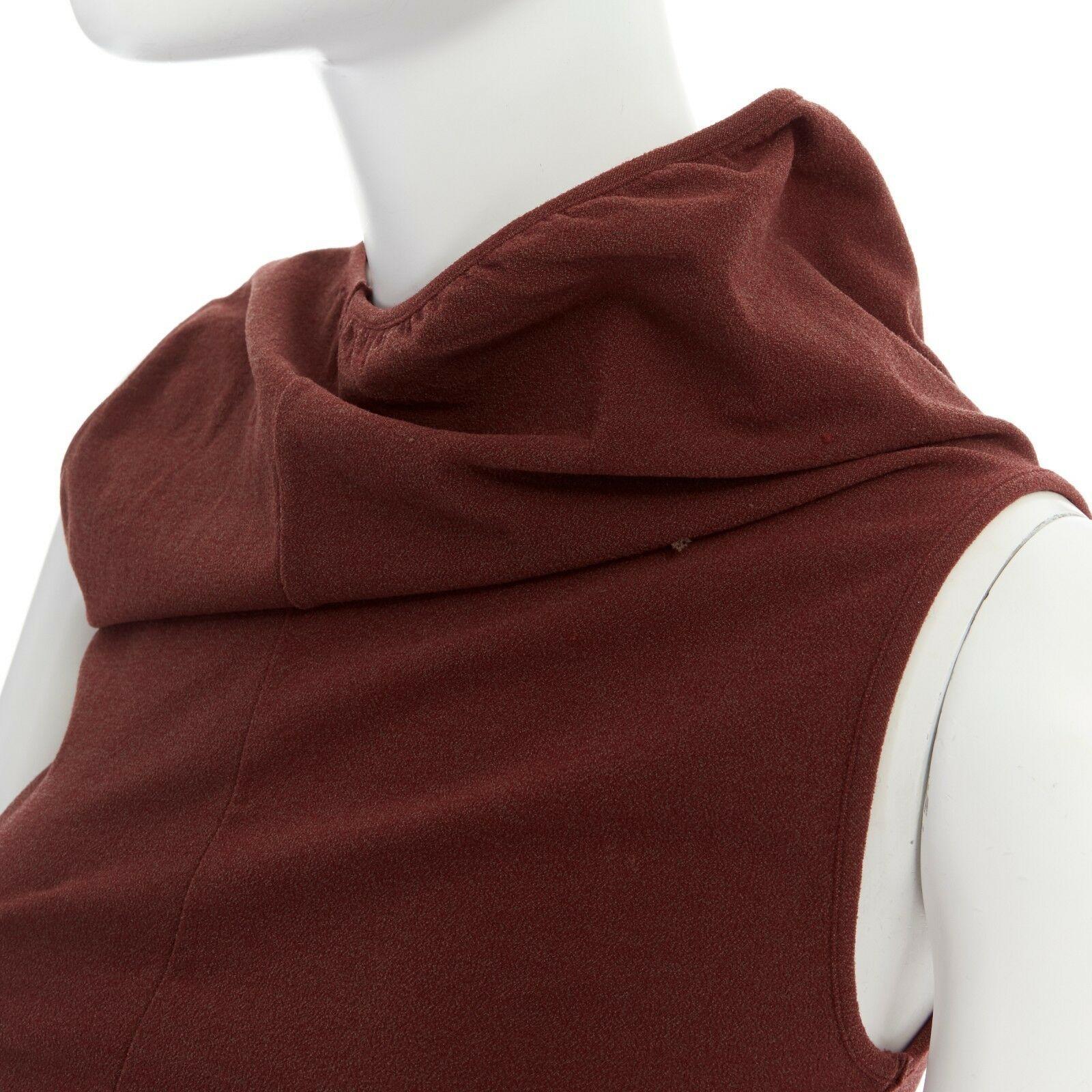 COMME DES GARCONS Vintage SS1997 Conjunto falda top asimétrico rojo M
COMME DES GARCONS
DE LA ICÓNICA COLECCIÓN DE BULTOS DE 1996
NYLON, POLIURETANO . 
ROJO MARRON LADRILLO . 
ESCOTE Y MANGAS DE CORTE ASIMÉTRICO . 
VOLUMEN DRAPEADO 