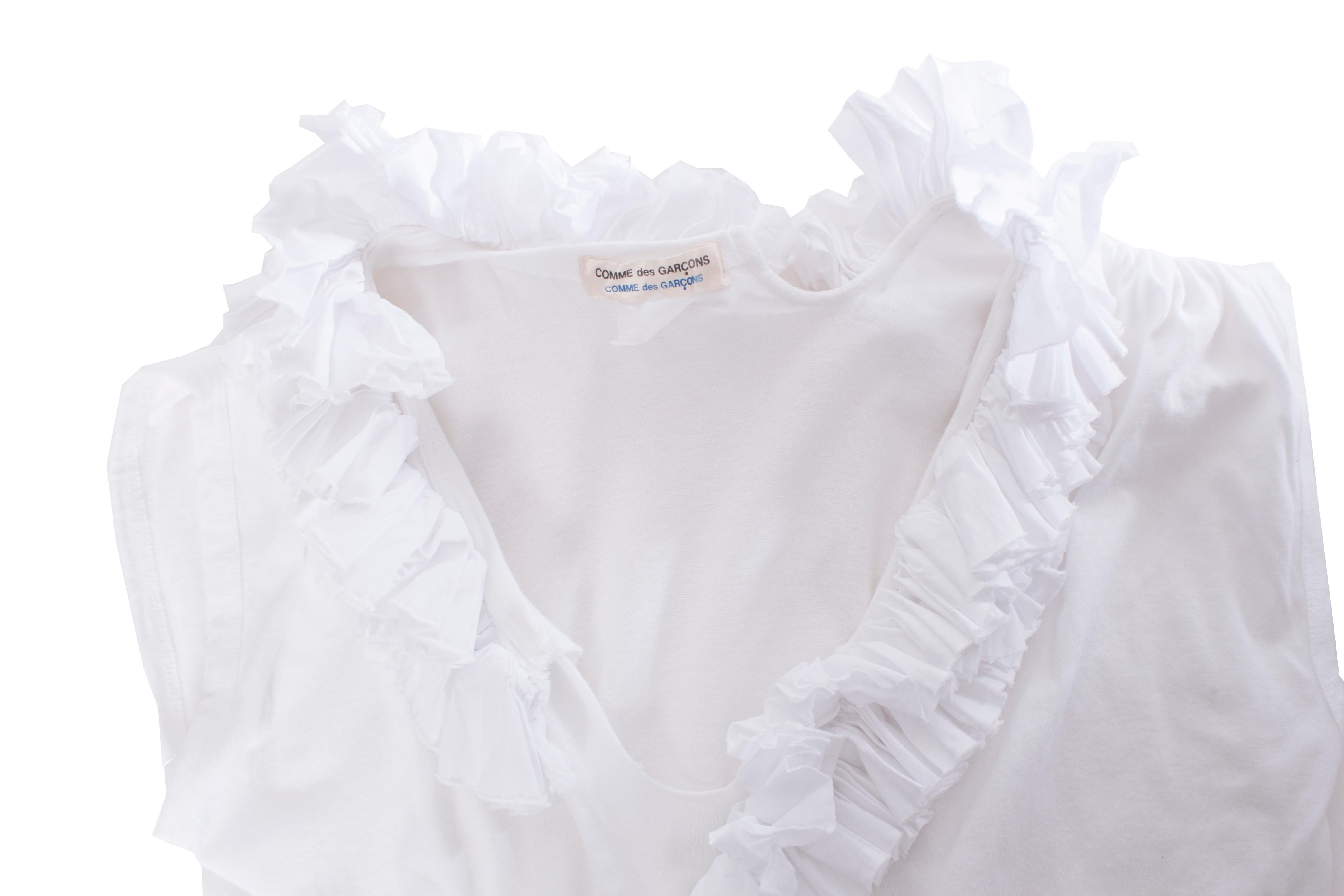 Comme des Garcons, top vintage bianco con rouges intorno al collo in taglia S. L'articolo è nuovo/non indossato.

- CONDIZIONE: nuovo/non indossato

- TAGLIA: S

- MISURE: lunghezza 53 cm, larghezza 50 cm, vita 50 cm

- TESSUTO: cotone (tutte le