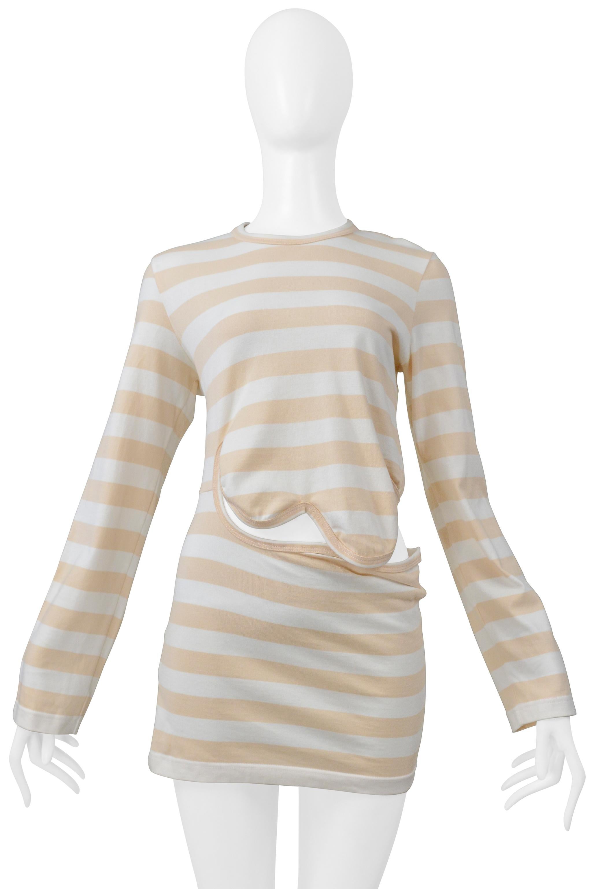 Resurrection Vintage è lieta di offrirti un top vintage a maniche lunghe a righe bianche e abbronzate di Comme des Garçons, caratterizzato da scollo rotondo, bordi smerlati nella parte superiore e taglio a metà busto.

Comme Des Garçons
Dimensioni: