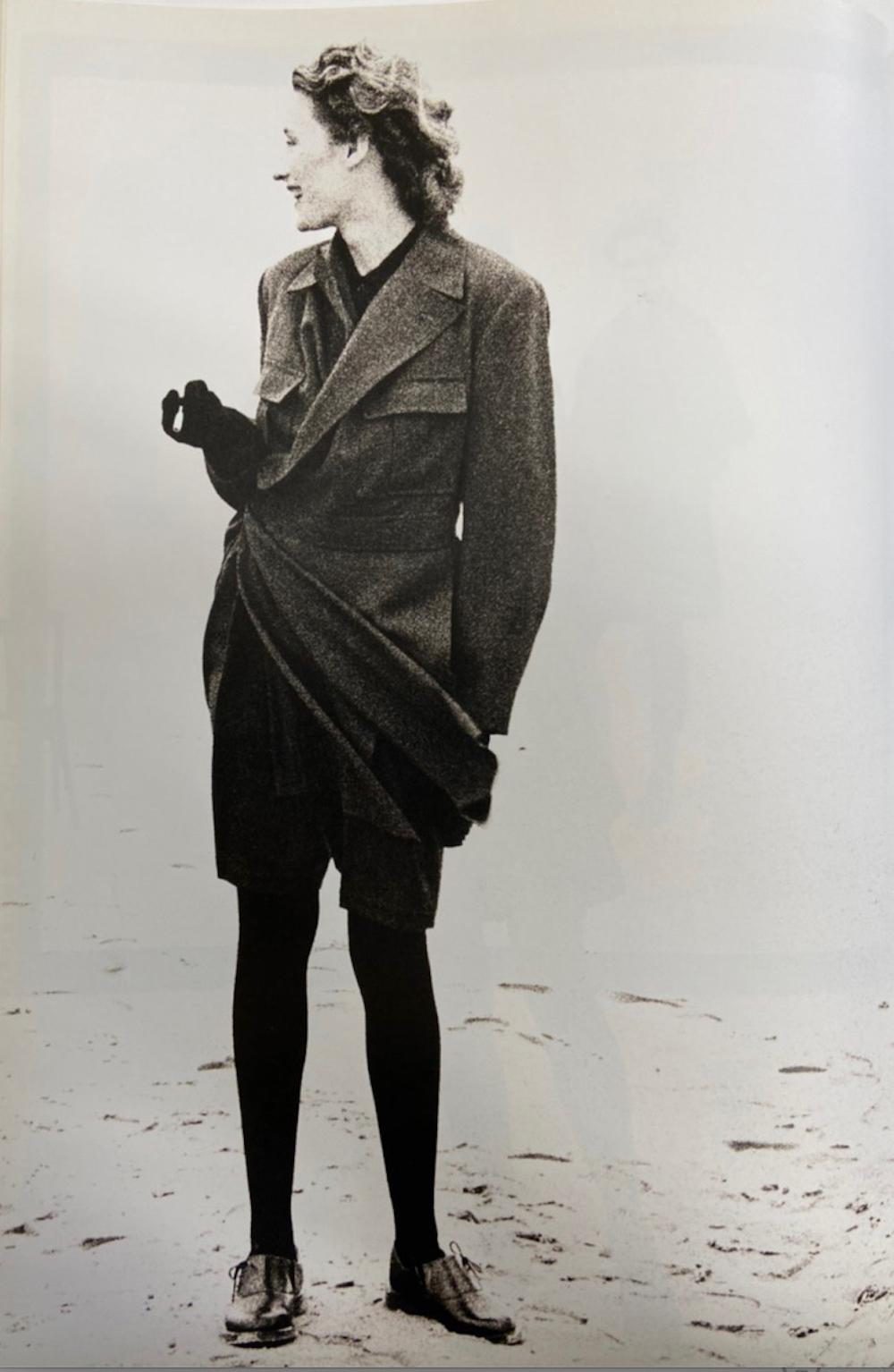 - Collectional/ Winter 1987 de Rei Kawakubo

- Vendu par Mae Vintage By 

- Manteau asymétrique en laine noire avec ceinture attachée photographié par Peters Lindbergh

- Fabriqué au Japon 

