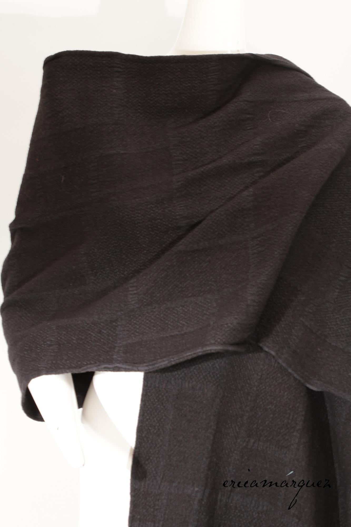 COMME DES GARCONS, écharpe oversize en laine tissée Aya-Ori noir en vente 1