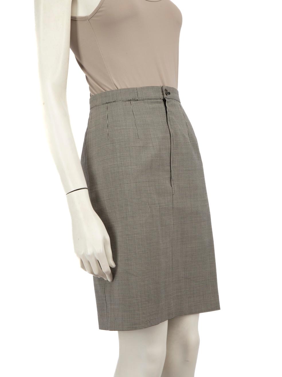 El ESTADO es Muy bueno. Se aprecia un desgaste mínimo en la falda. La etiqueta de cuidado está deshilachada y desgastada en este artículo usado de reventa del diseñador Comme Des Garcons.
  
  Detalles
  
  
  Multicolor - Blanco y negro 
  
  Lana