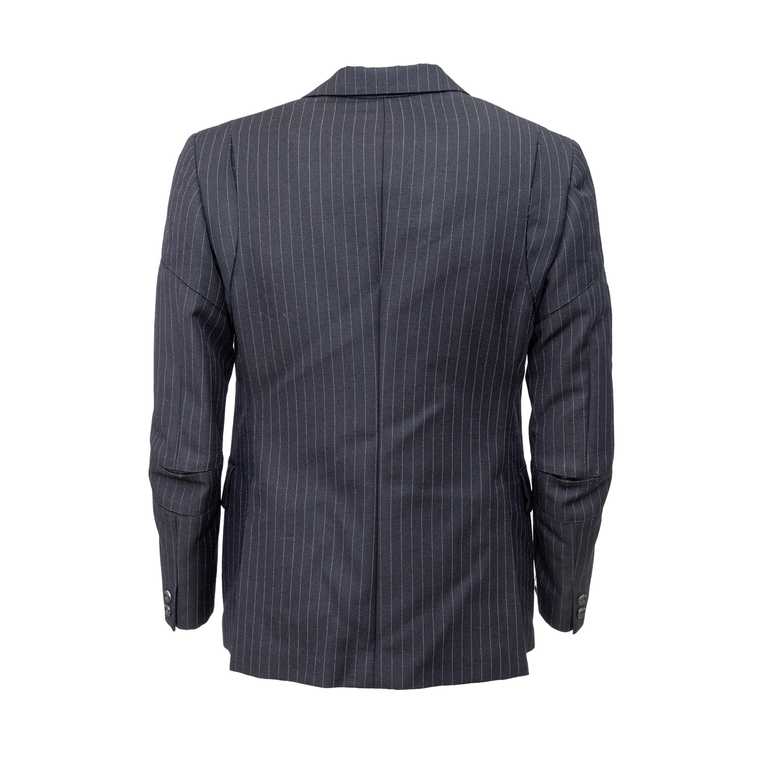 Questo blazer gessato in collaborazione tra Junya Watanabe e Comme des Garçons è realizzato in un lussuoso misto lana e mohair. Le caratteristiche includono una struttura ritagliata sulla manica e una giocosa fodera a pois. Formale con un tocco di