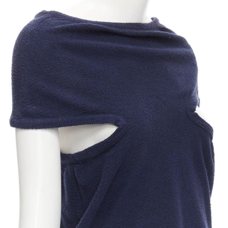 COMME DS GARCONS Vintage navy blue terry cotton angular cut armhole zip top M
Reference: CRTI/A00517
Brand: Comme Des Garcons
Designer: Rei Kawakubo
Material: Cotton
Color: Blue
Pattern: Solid
Closure: Zip
Made in: Japan

CONDITION:
Condition: Very