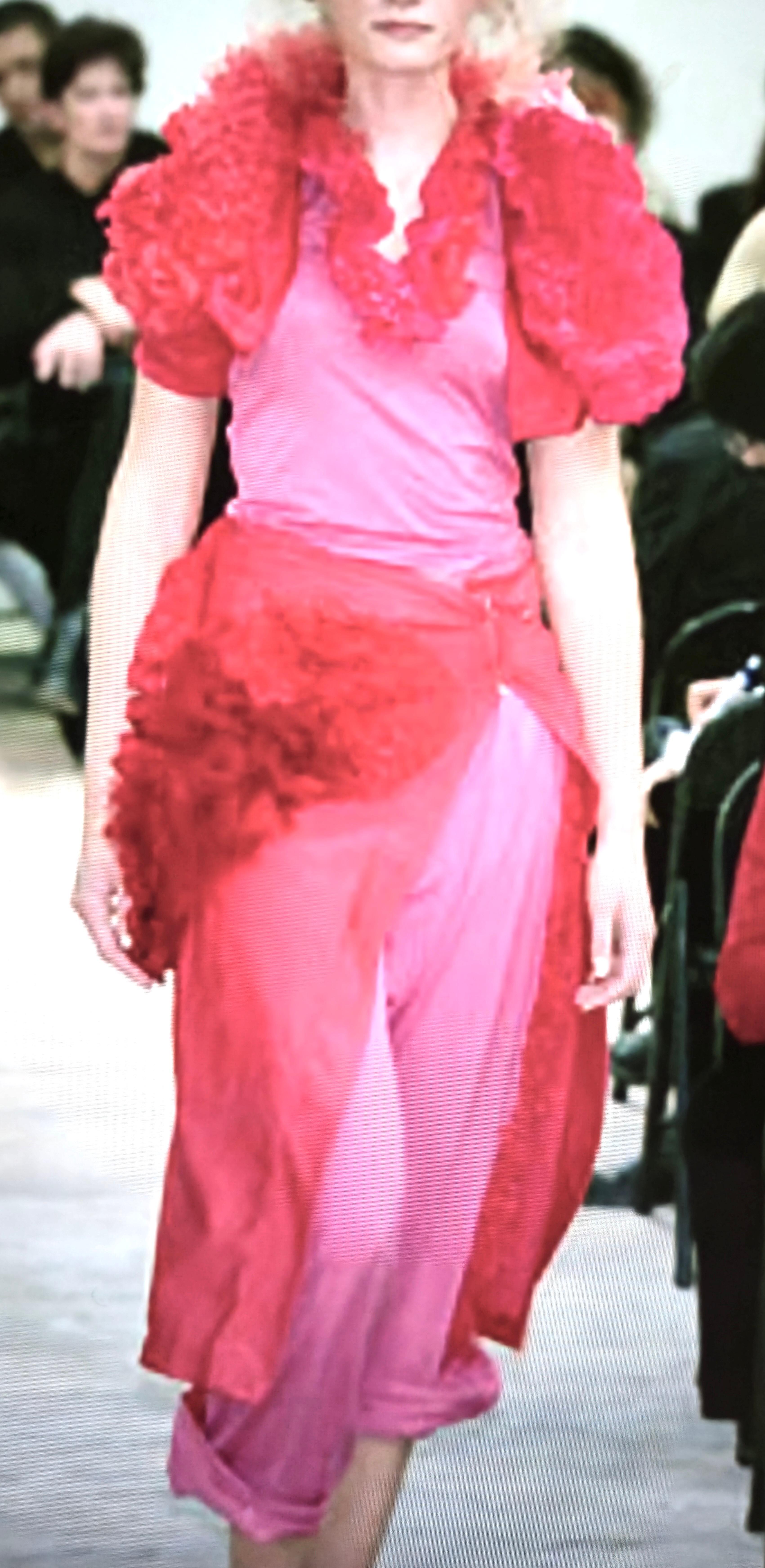 Contrairement à tout ce qui s'est fait dans les années 1990, Rei Kawakubo (née en 1942), fondatrice de Comme des Garcons, a créé en 1999 pour sa collection printemps-été 2000 ce pull-over rose en maille de nylon extensible sans manches ou ce gilet,