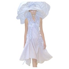 CommeDesGarcons 2003 PasarelaLook1 Paracaídas Acanalado Extensible Vestido Blanco