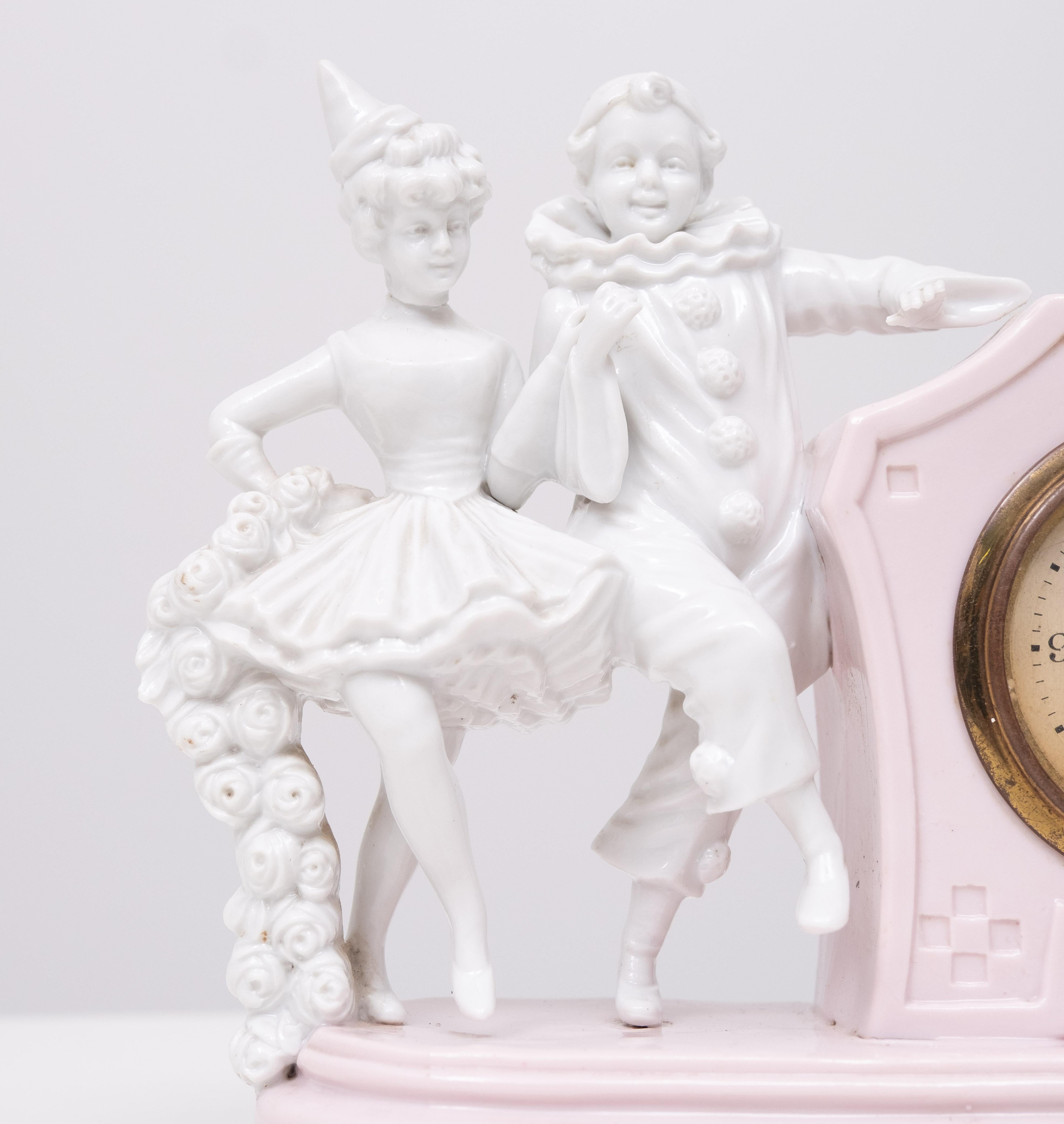 COMMEDIA DELL'ARTE  Capodimonte  Orologio da tavolo  1900 In condizioni buone in vendita a Den Haag, NL
