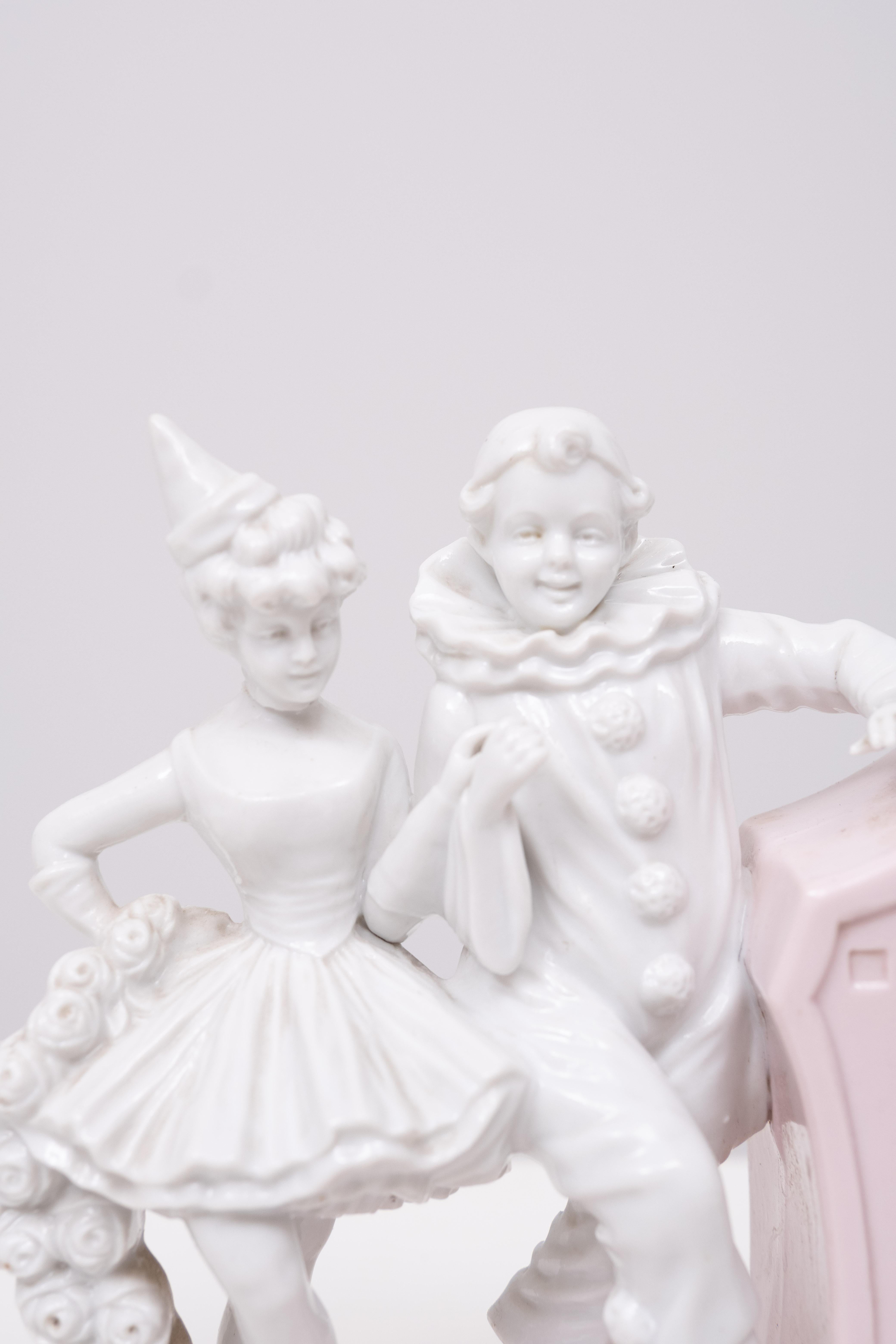Inizio XX secolo COMMEDIA DELL'ARTE  Capodimonte  Orologio da tavolo  1900 in vendita