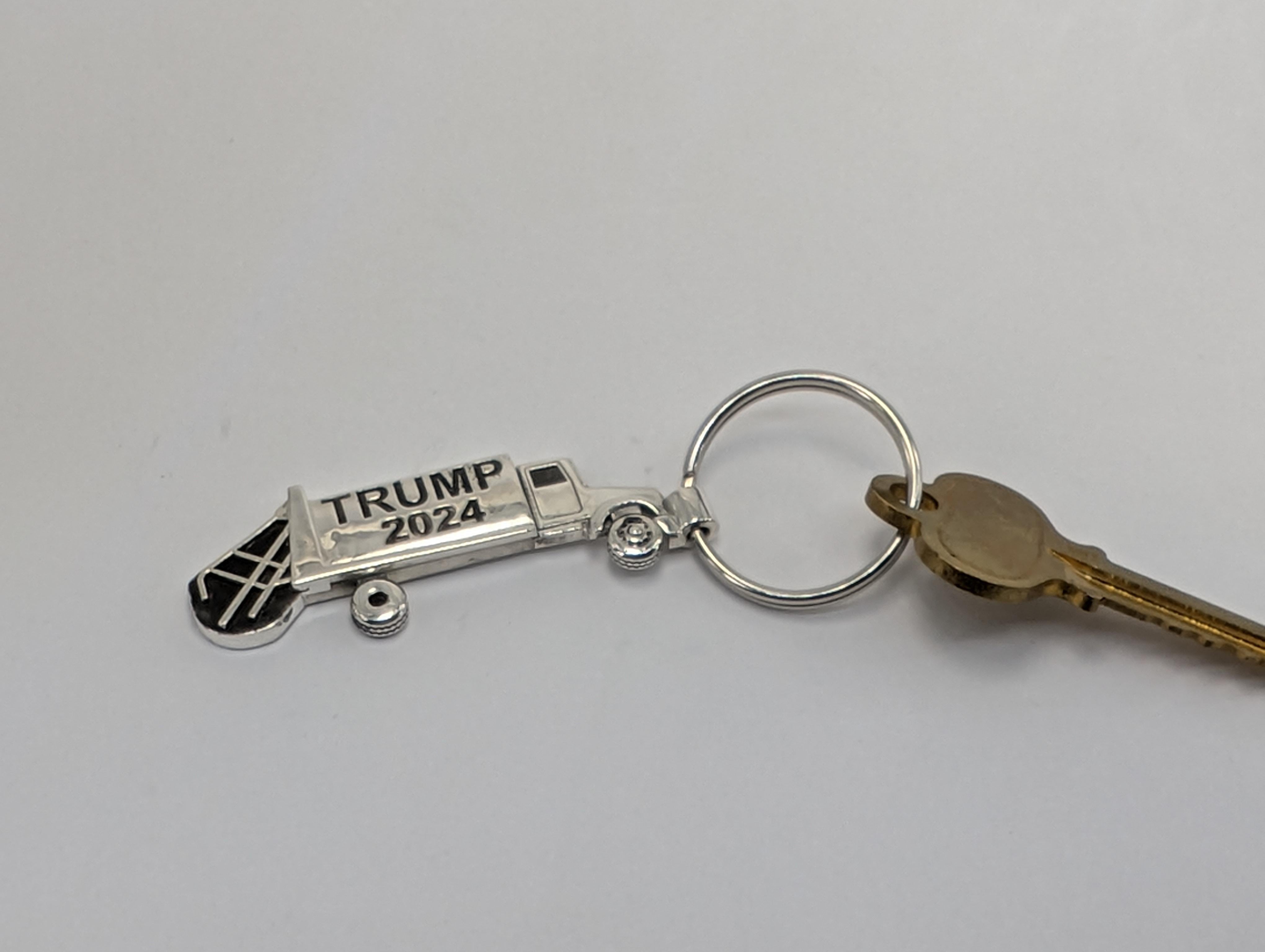 Commemorative Trump 2024 Garbage Truck Schlüsselanhänger-Ring (Zeitgenössisch)