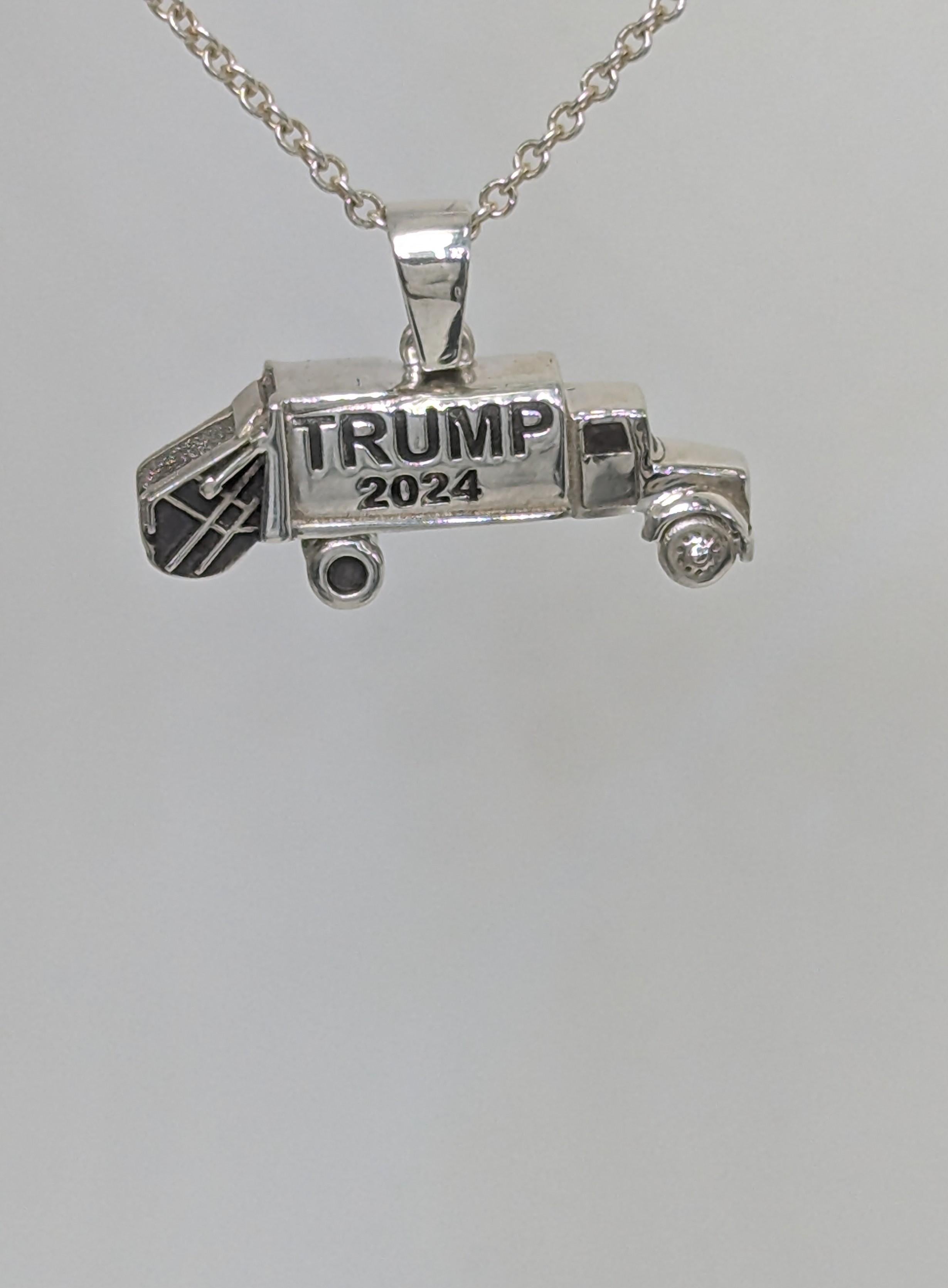 Contemporaneo Ciondolo commemorativo del camion della spazzatura Trump 2024 in vendita