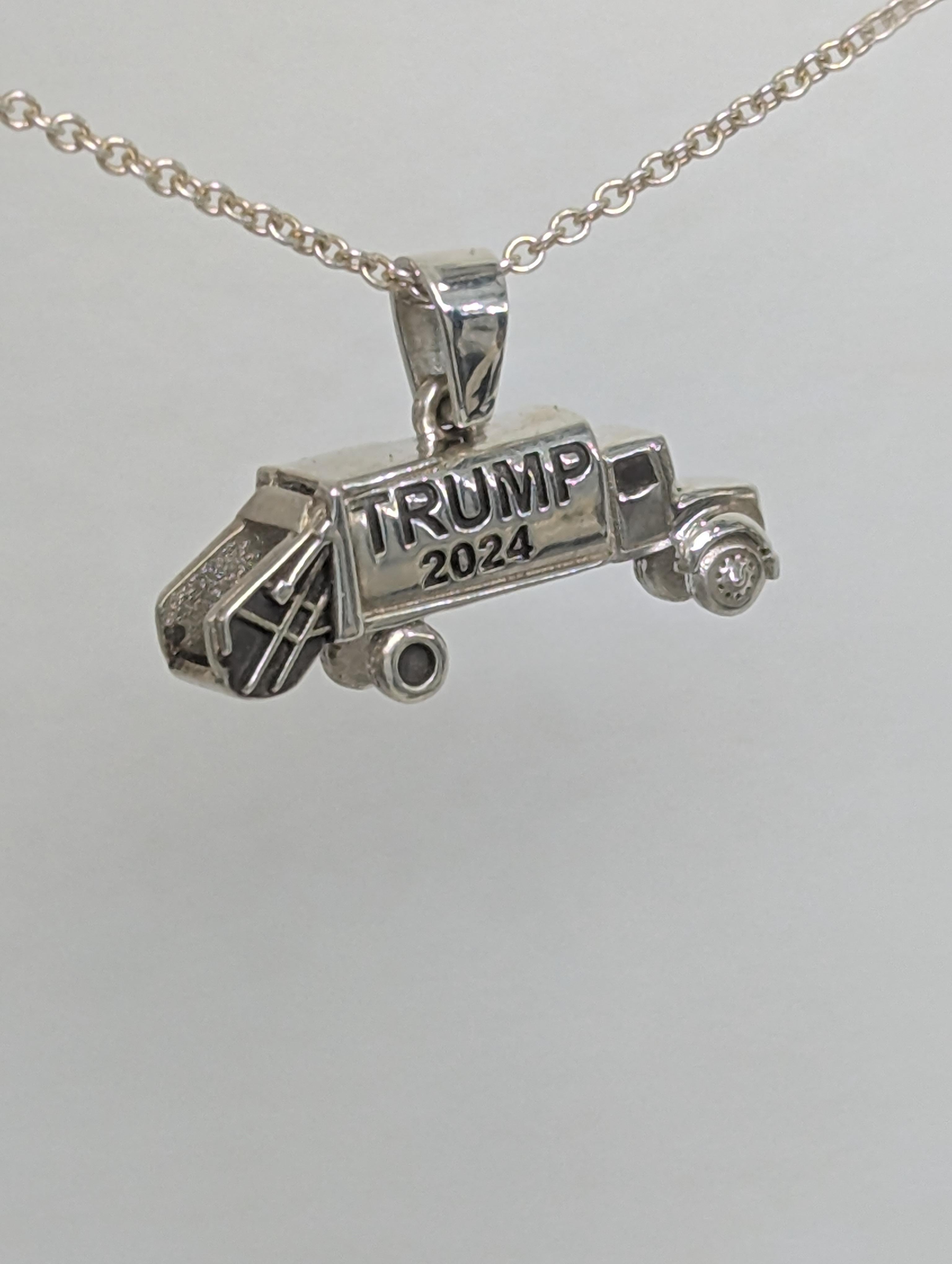Ciondolo commemorativo del camion della spazzatura Trump 2024 In condizioni Nuovo in vendita a New York, NY