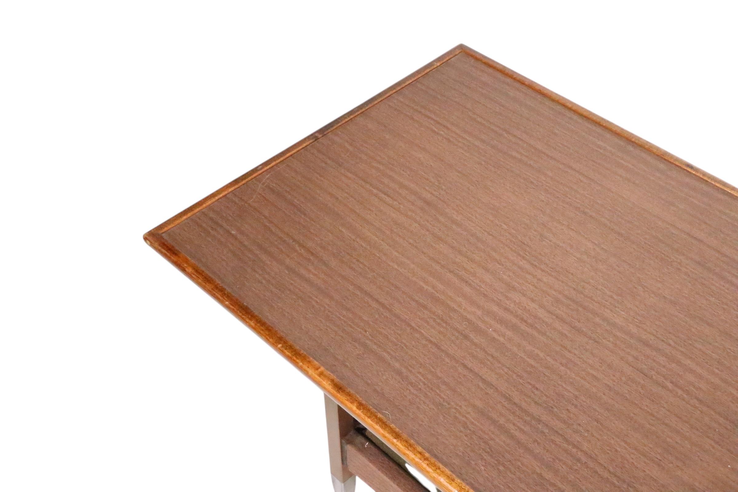 Mesa baja Mid Century de calidad comercial en venta 7