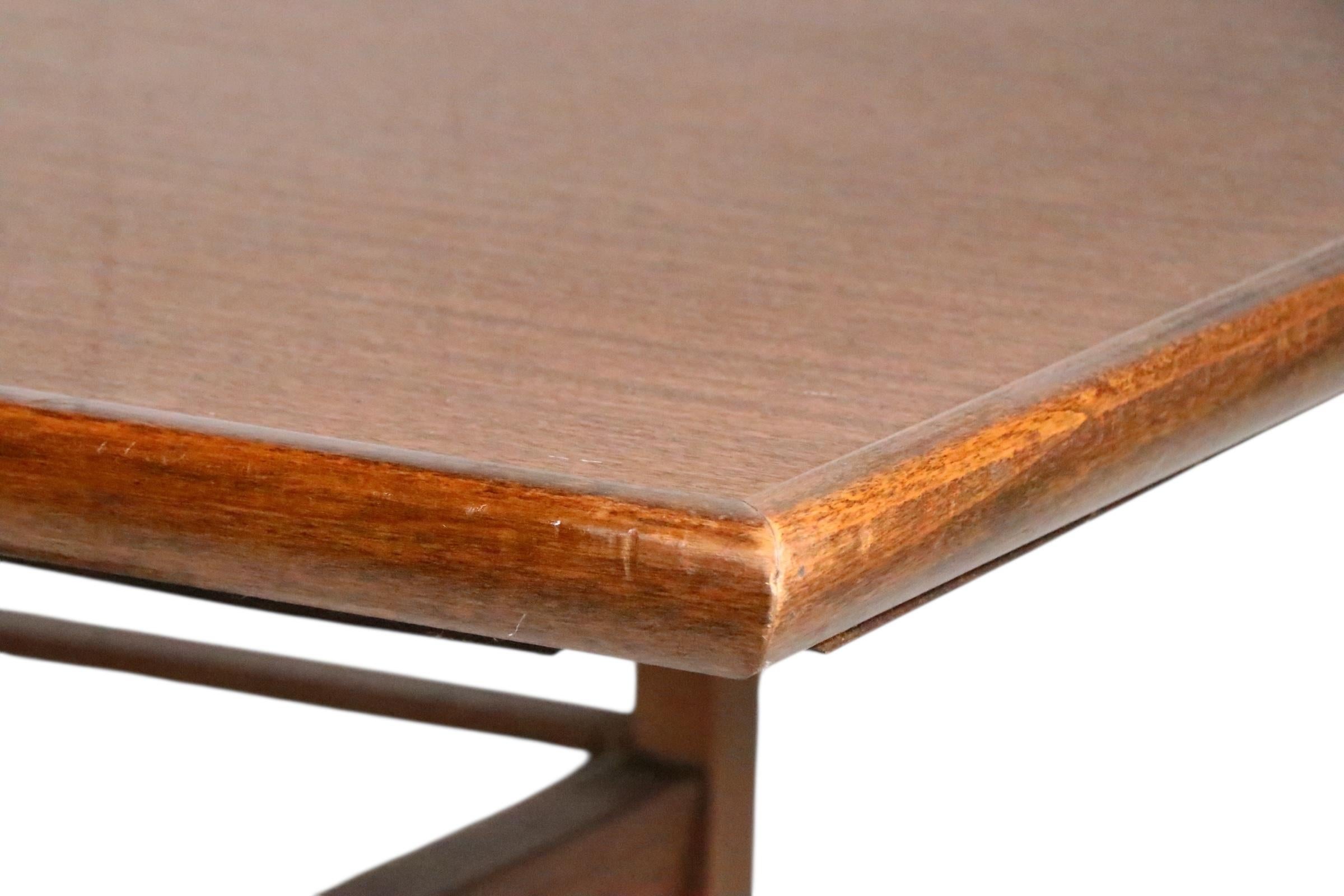 Mesa baja Mid Century de calidad comercial en venta 9