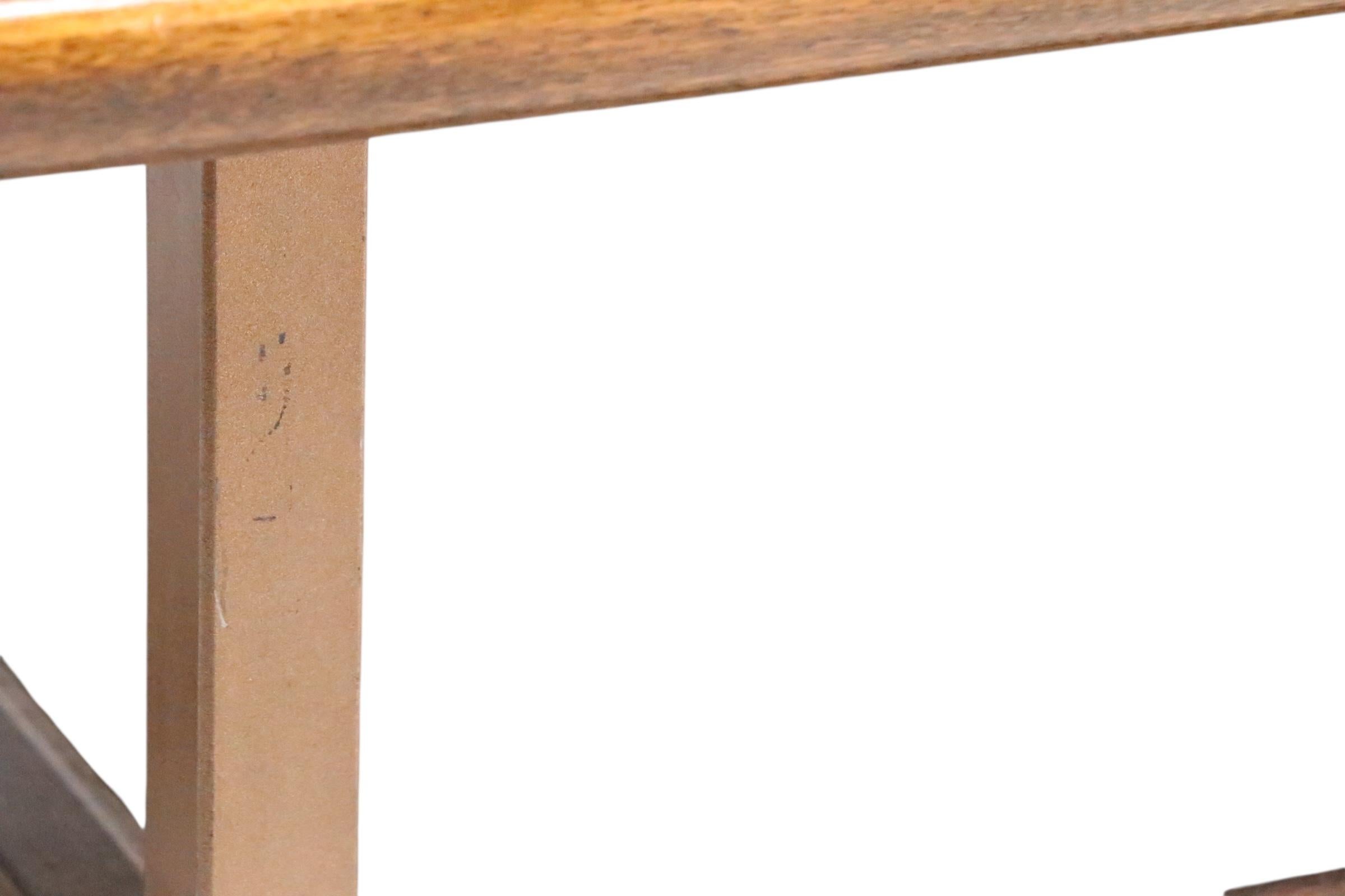 Mesa baja Mid Century de calidad comercial en venta 10