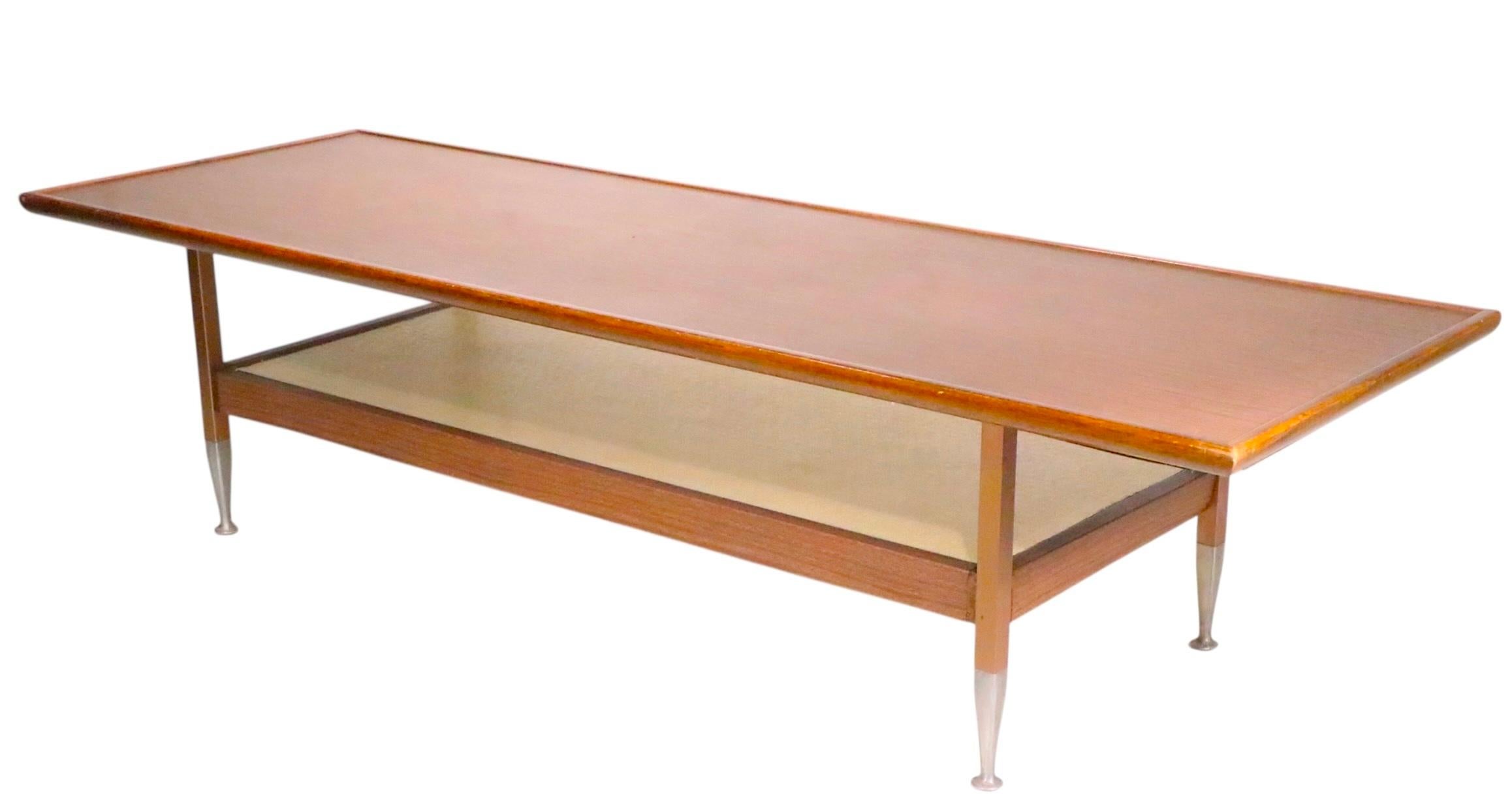  Mesa de centro arquitectónica de mediados de siglo, construida según normas comerciales, de metal, madera e imitación de madera. Esta inusual mesa tiene una estructura de acero, partes de la cual están recubiertas de una superficie de papel