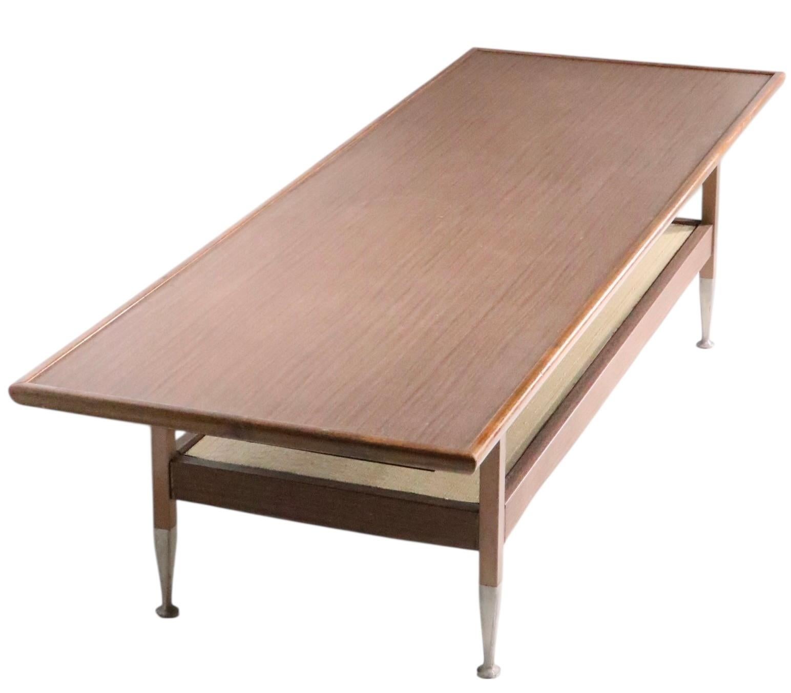 Mesa baja Mid Century de calidad comercial Moderno de mediados de siglo en venta