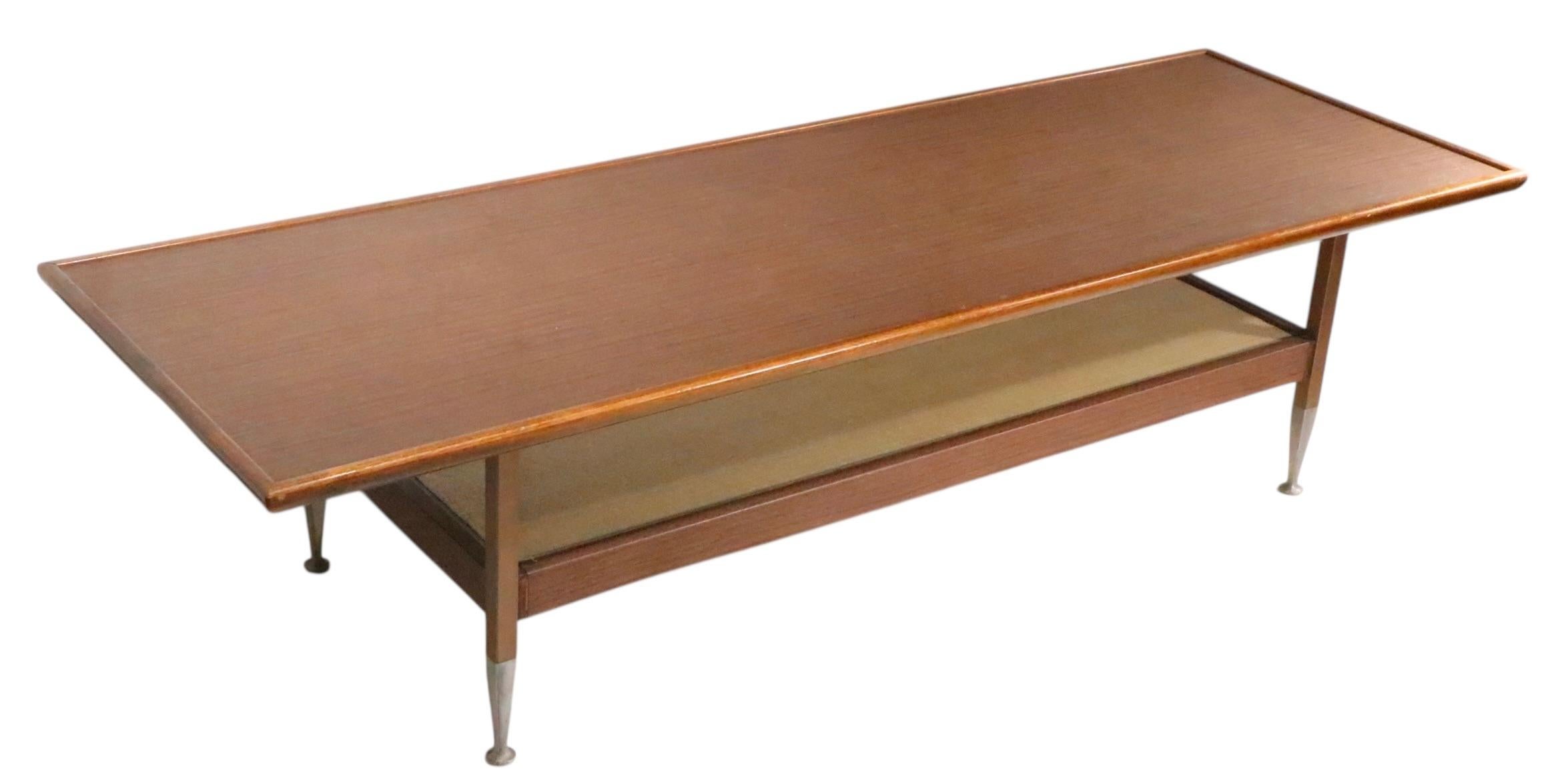 Mesa baja Mid Century de calidad comercial en venta 1