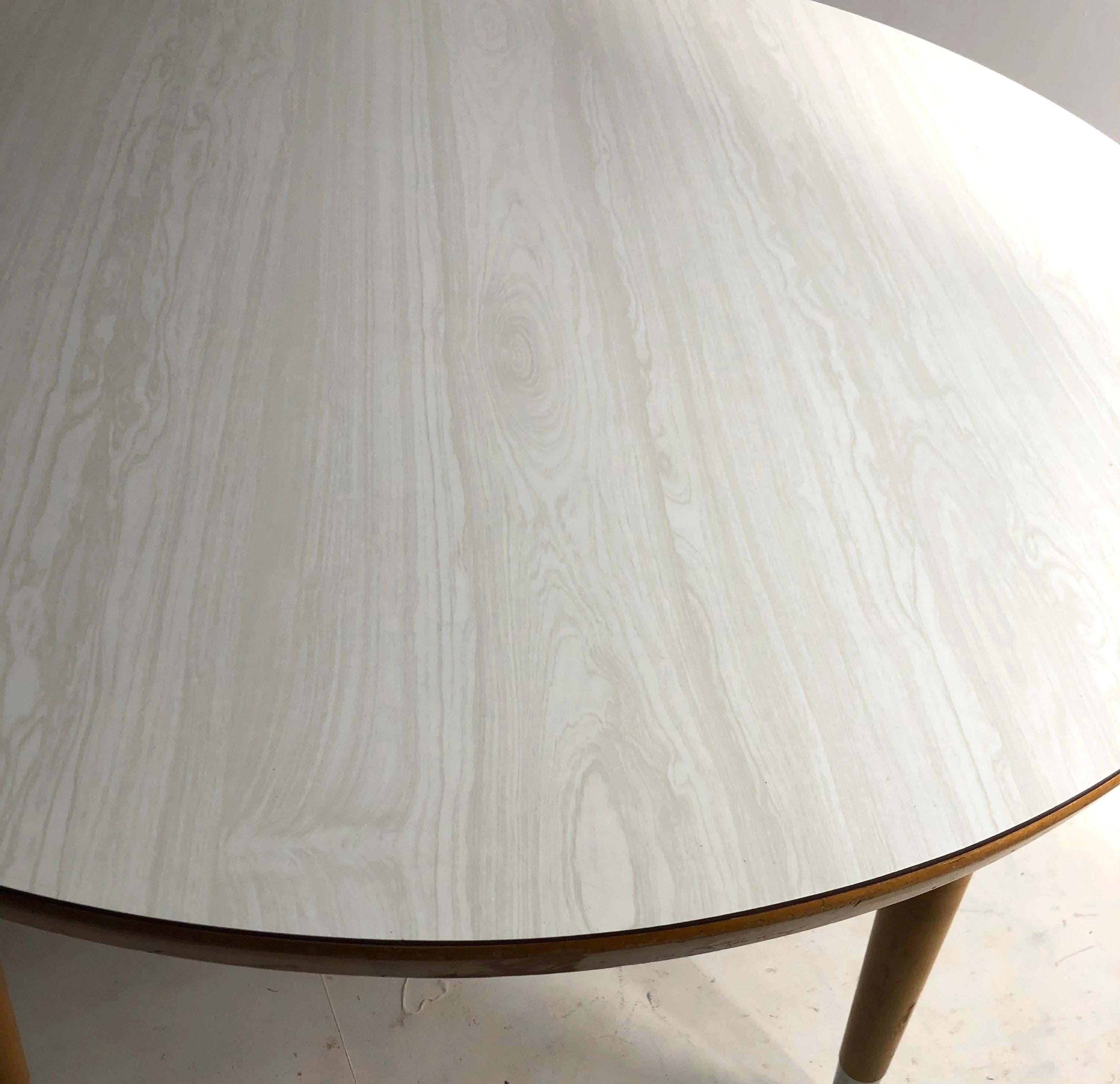 Table(s) de salle à manger de café de qualité commerciale ayant une structure en bois massif, des plateaux en formica faux grain de bois, avec des sabots élégants en aluminium, des capuchons de pieds. Tous les 7 sont en très bon état, d'origine,