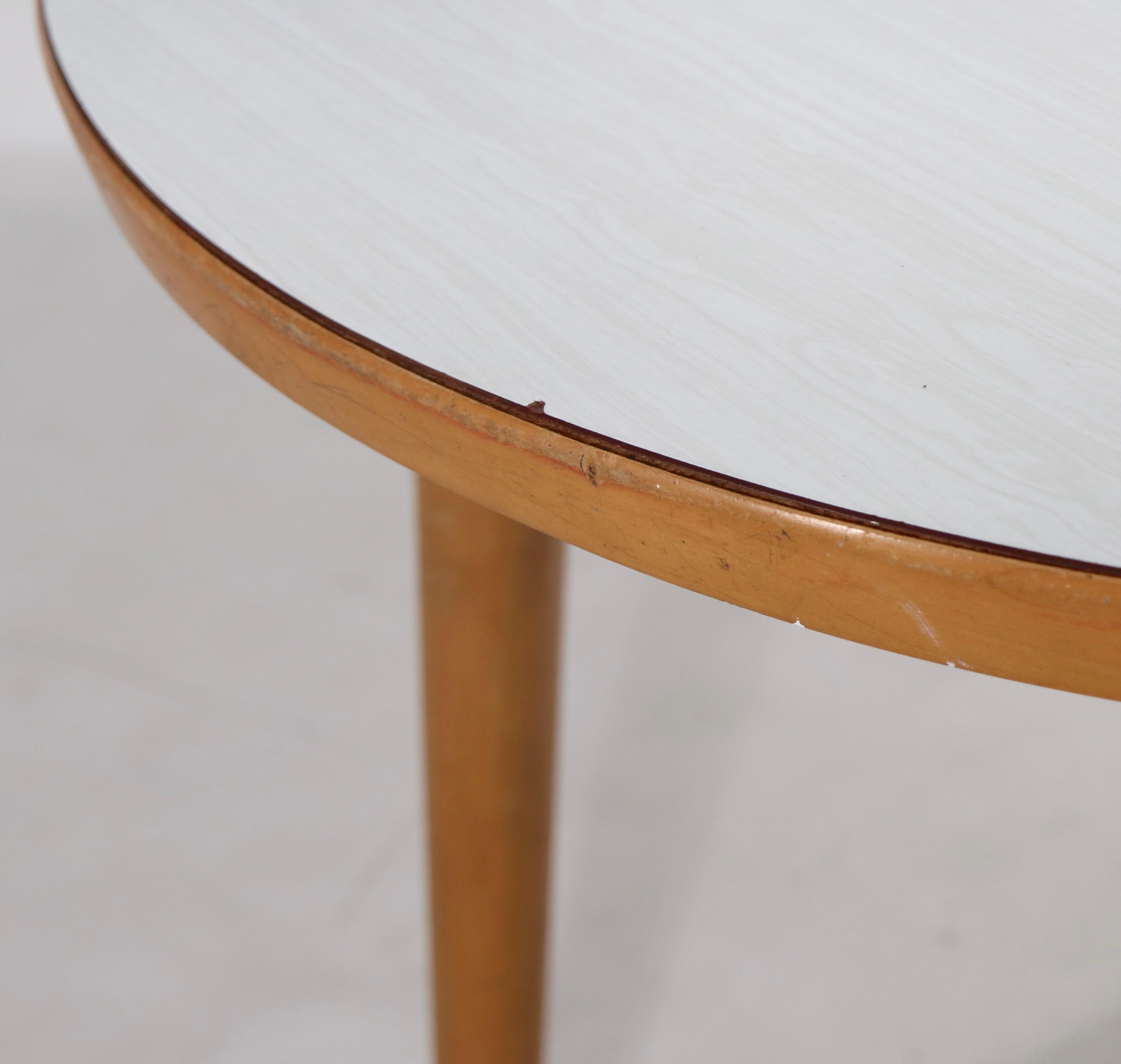20ième siècle Table de salle à manger de qualité commerciale du milieu du siècle (S) attribuée à Thonet 7 pièces disponibles en vente