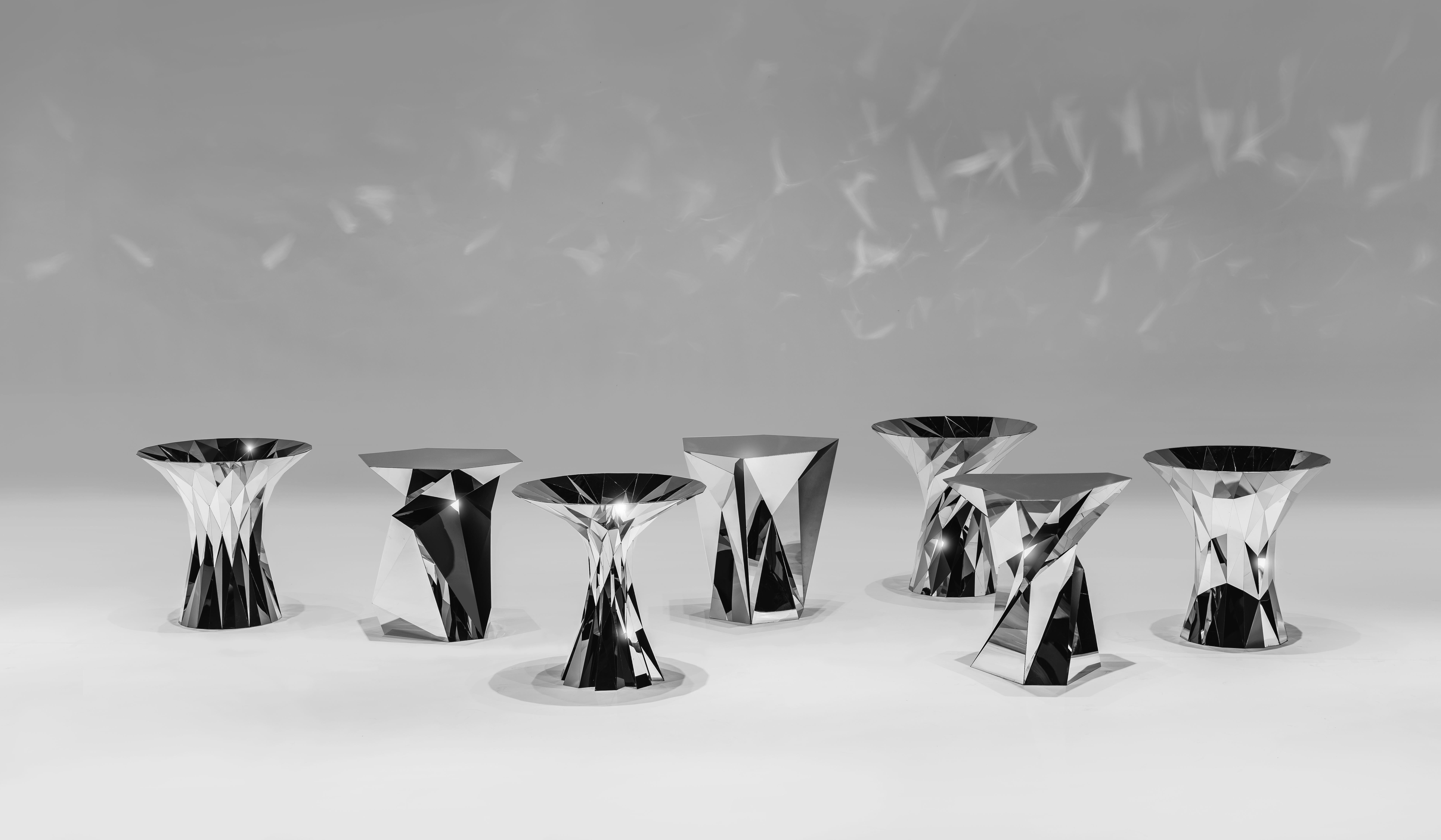 Questo tavolo dal design elegante è stato creato con artigianato digitale fatto a mano, le stesse tecniche di fabbricazione ideate nel laboratorio digitale di Zhoujie. Le radici digitali dell'opera conferiscono un'estetica architettonica e minimale