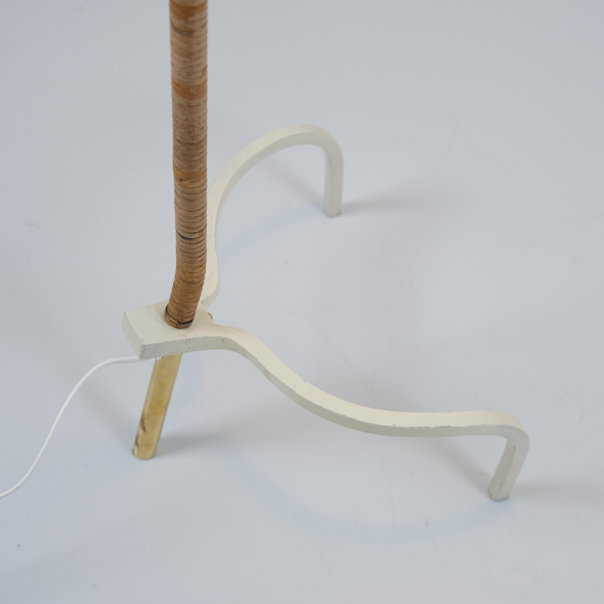 Lampadaire de commande Paavo Tynell 9617, lin, laiton et rotin Taito, années 1950 Bon état - En vente à Helsinki, FI