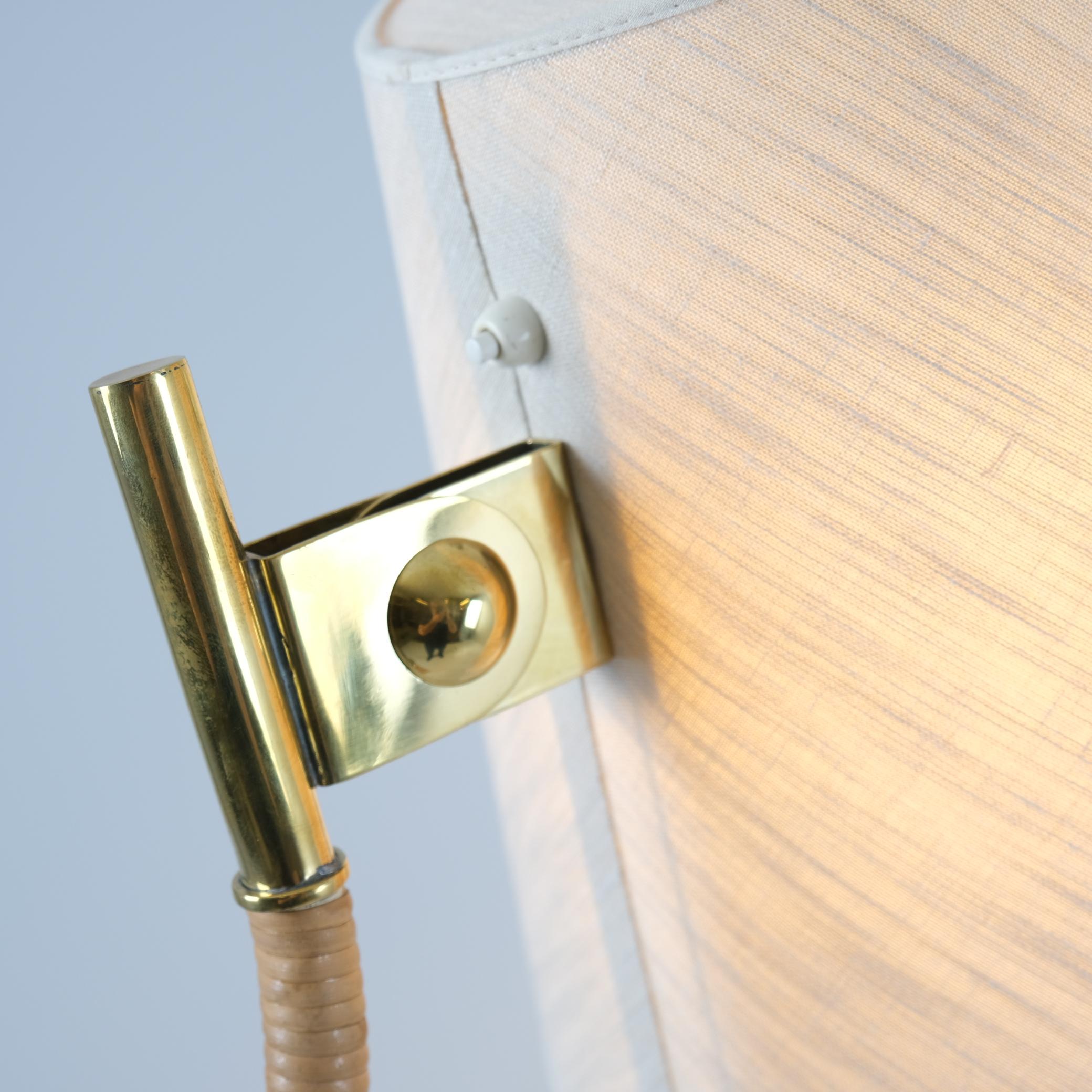 Milieu du XXe siècle Lampadaire de commande Paavo Tynell 9617, lin, laiton et rotin Taito, années 1950 en vente