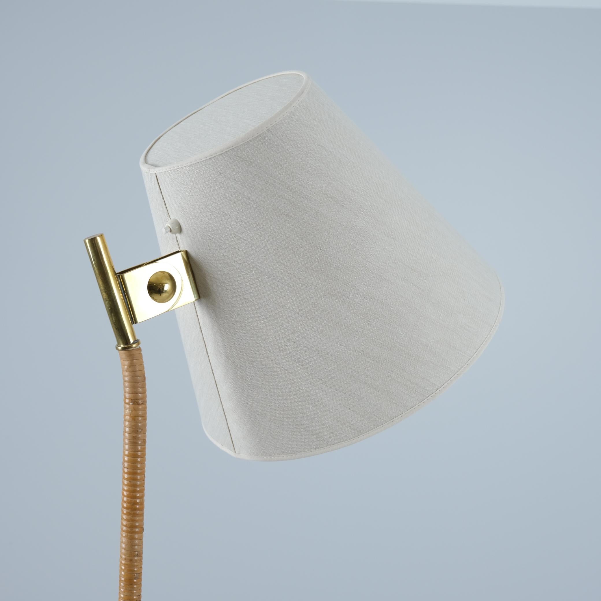 Métal Lampadaire de commande Paavo Tynell 9617, lin, laiton et rotin Taito, années 1950 en vente