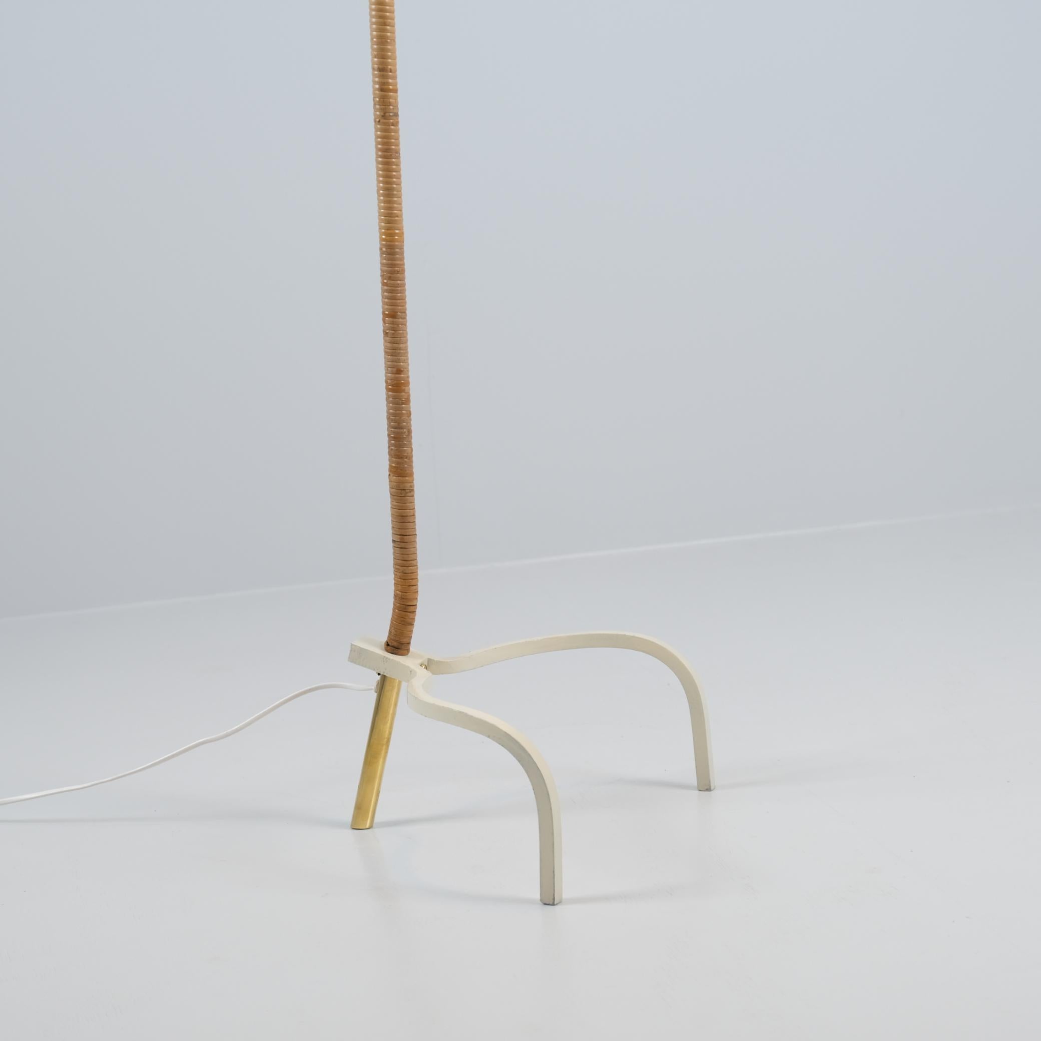 Lampadaire de commande Paavo Tynell 9617, lin, laiton et rotin Taito, années 1950 en vente 5