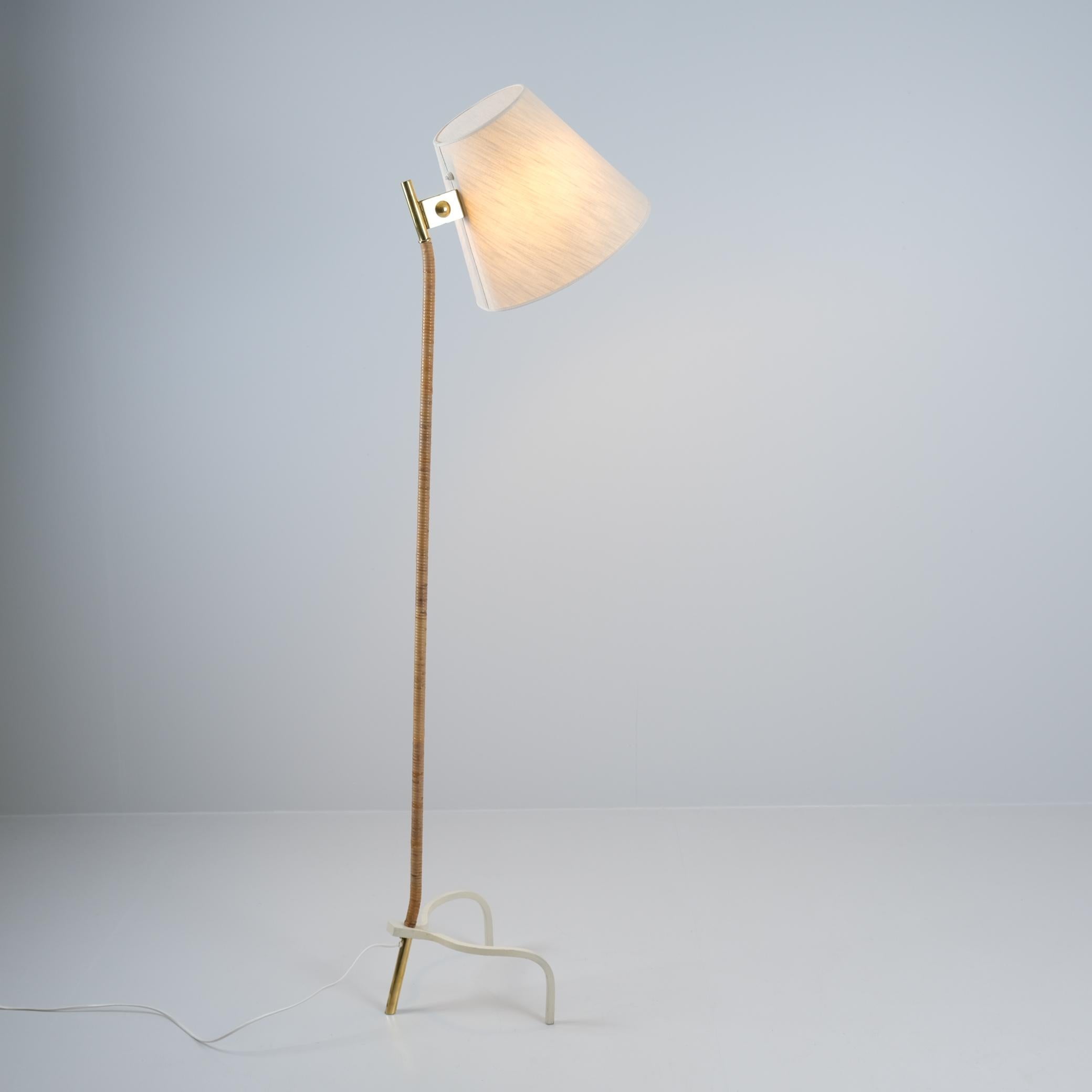 Un modèle extrêmement rare qui n'a jamais figuré dans les catalogues et qui n'a été fabriqué que sur commande ou dans le cadre de commandes privées. Un grand lampadaire avec une tige beaucoup plus épaisse enveloppée dans son rotin d'origine et