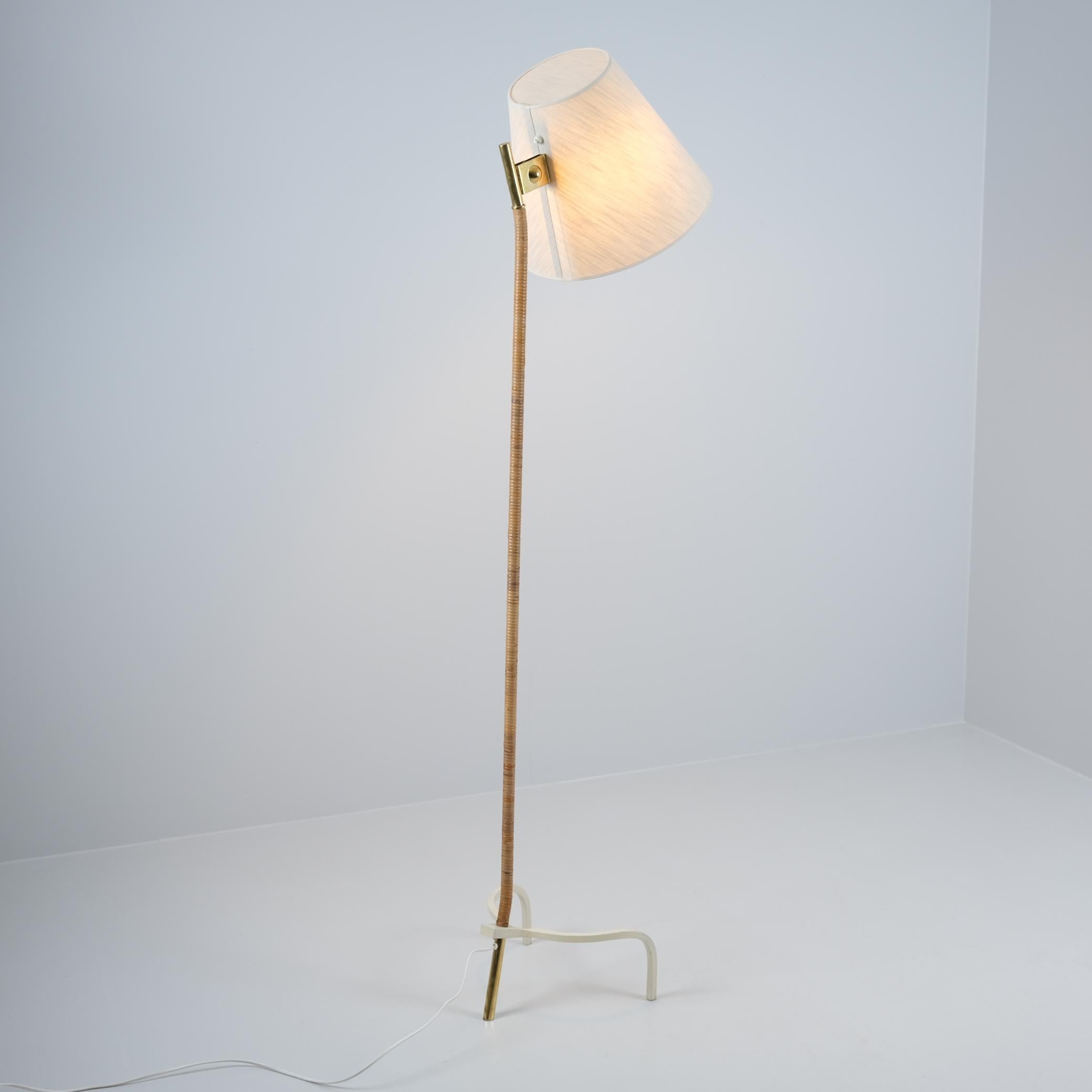 Finlandais Lampadaire de commande Paavo Tynell 9617, lin, laiton et rotin Taito, années 1950 en vente