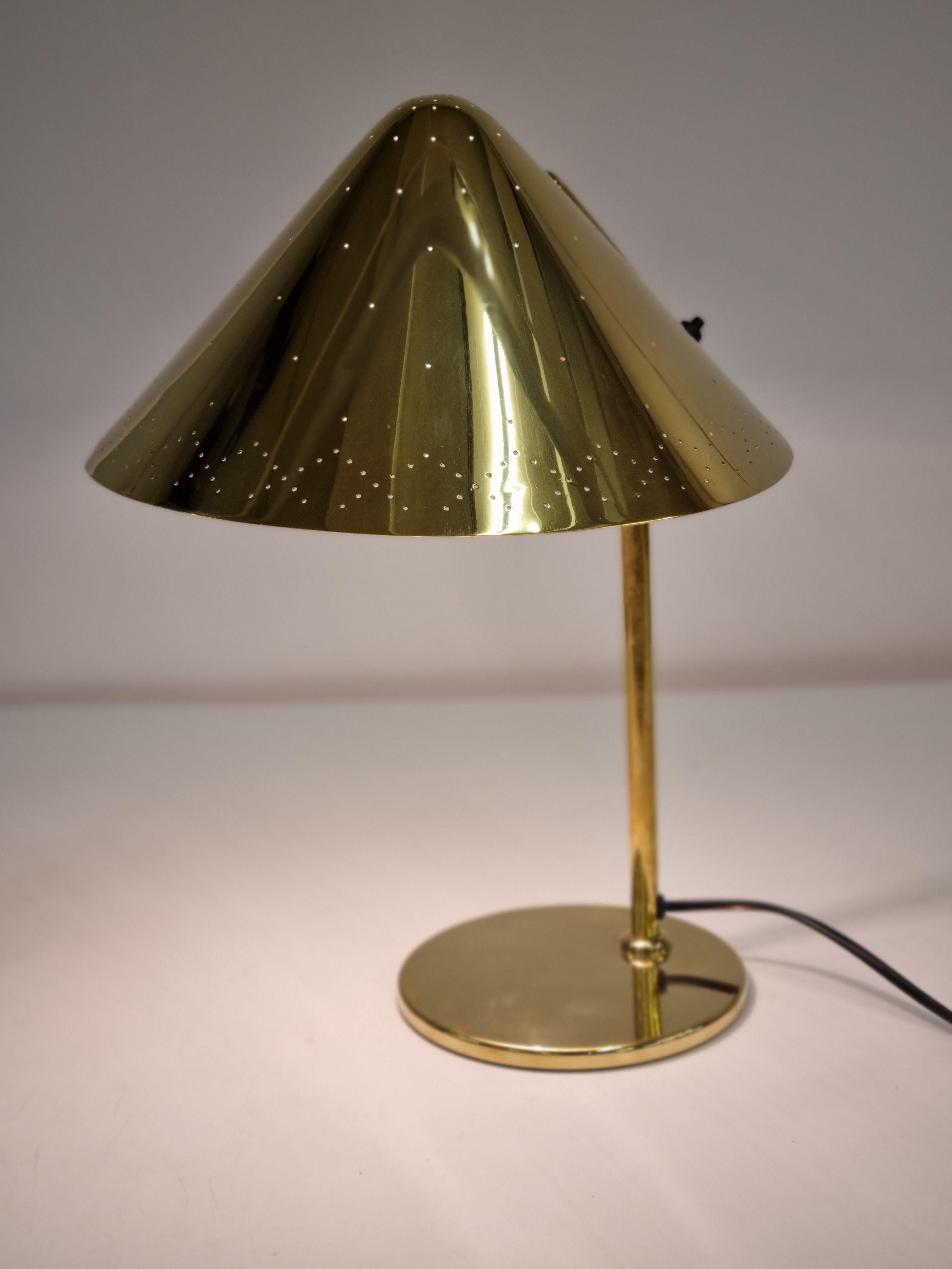 Eine äußerst seltene Auftragslampe von Paavo Tynell. Diese Leuchte weist Merkmale mehrerer Modelle auf, hat jedoch einen einzigartigen, gelochten, kegelförmigen Schirm, der bei keinem anderen Standardmodell zu finden ist. Ein ähnliches Beispiel