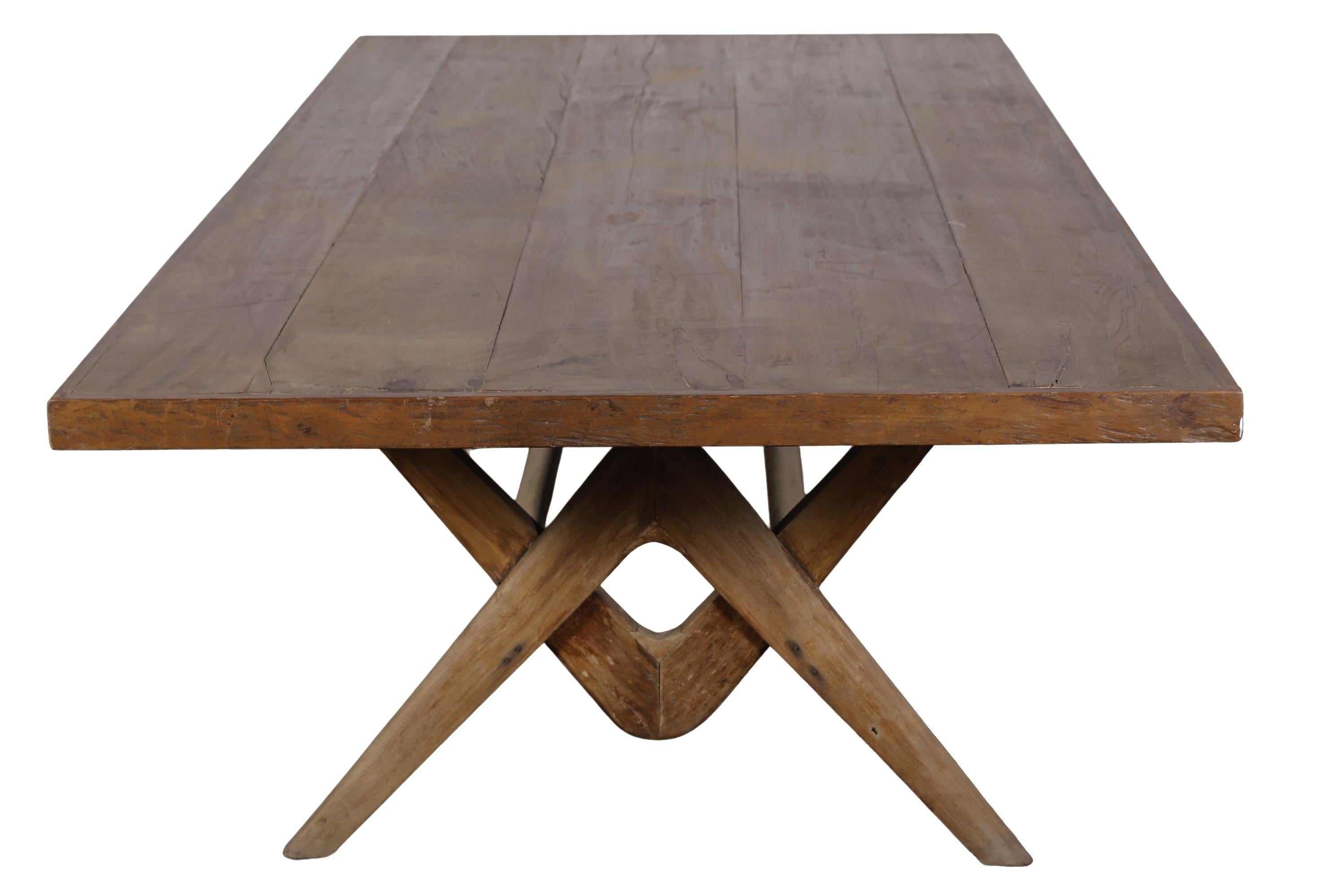 Un exemple exceptionnel du design emblématique du milieu du XXe siècle. Une œuvre rare de deux titans du design au sommet de leur créativité et de leur exécution. 
Cette table de salle à manger ou de bibliothèque 