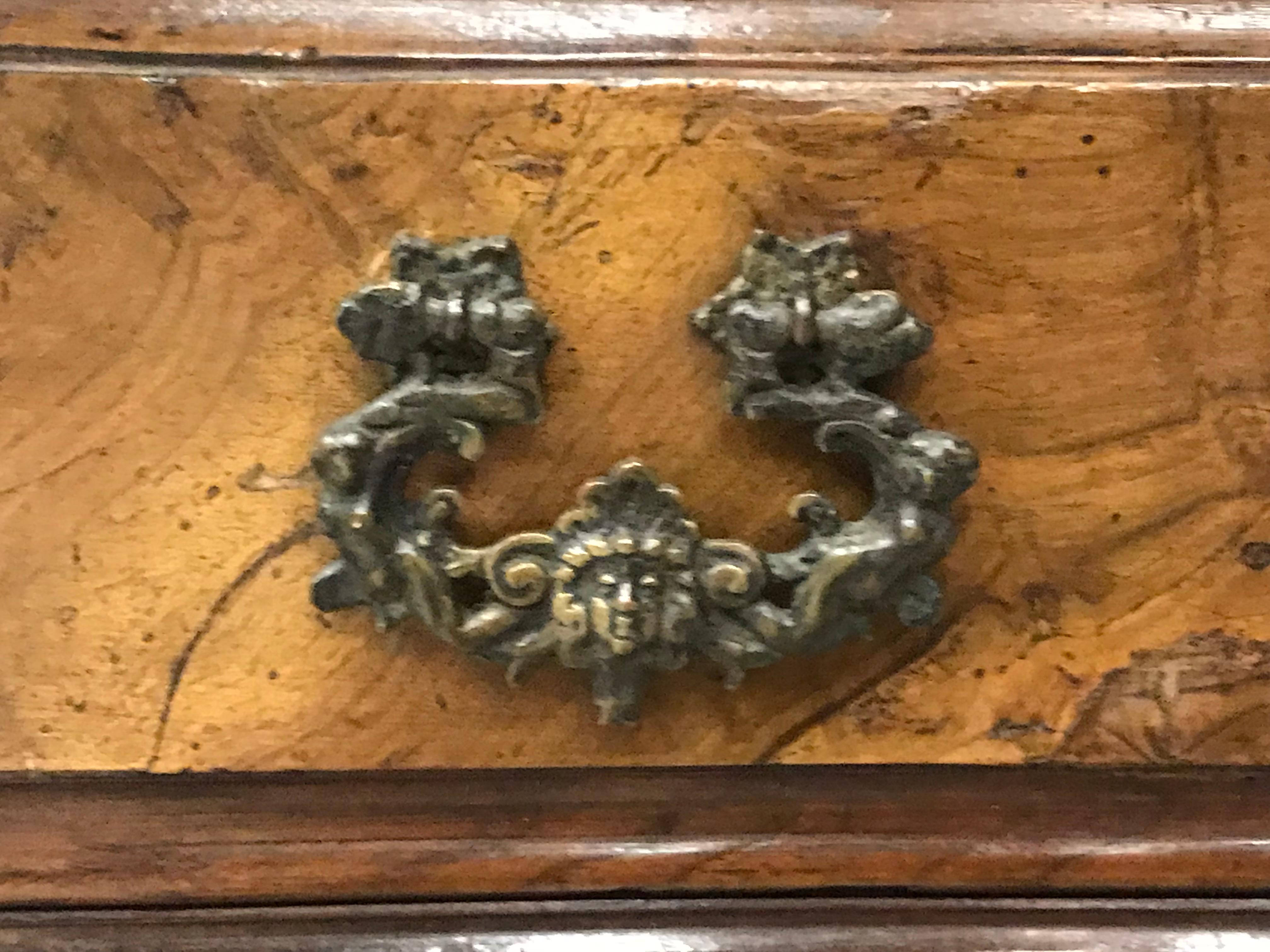 Petite commode italienne du 18ème siècle, vénitienne, noyer, en laiton d'origine en vente 1