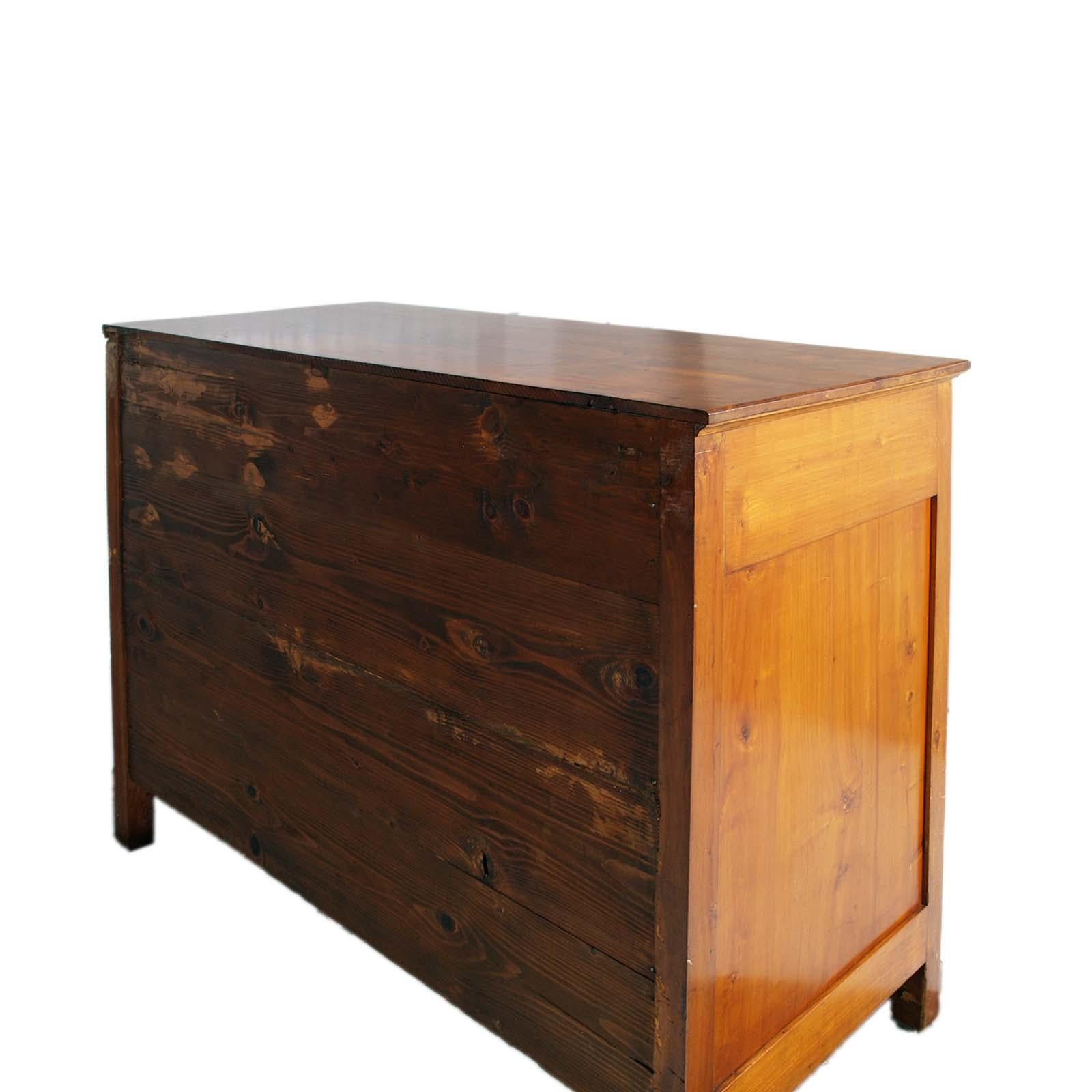 Commode Art Nouveau in Walnut , Four Drawers, Carved, Restored,  wax polished In Good Condition For Sale In Vigonza, Padua