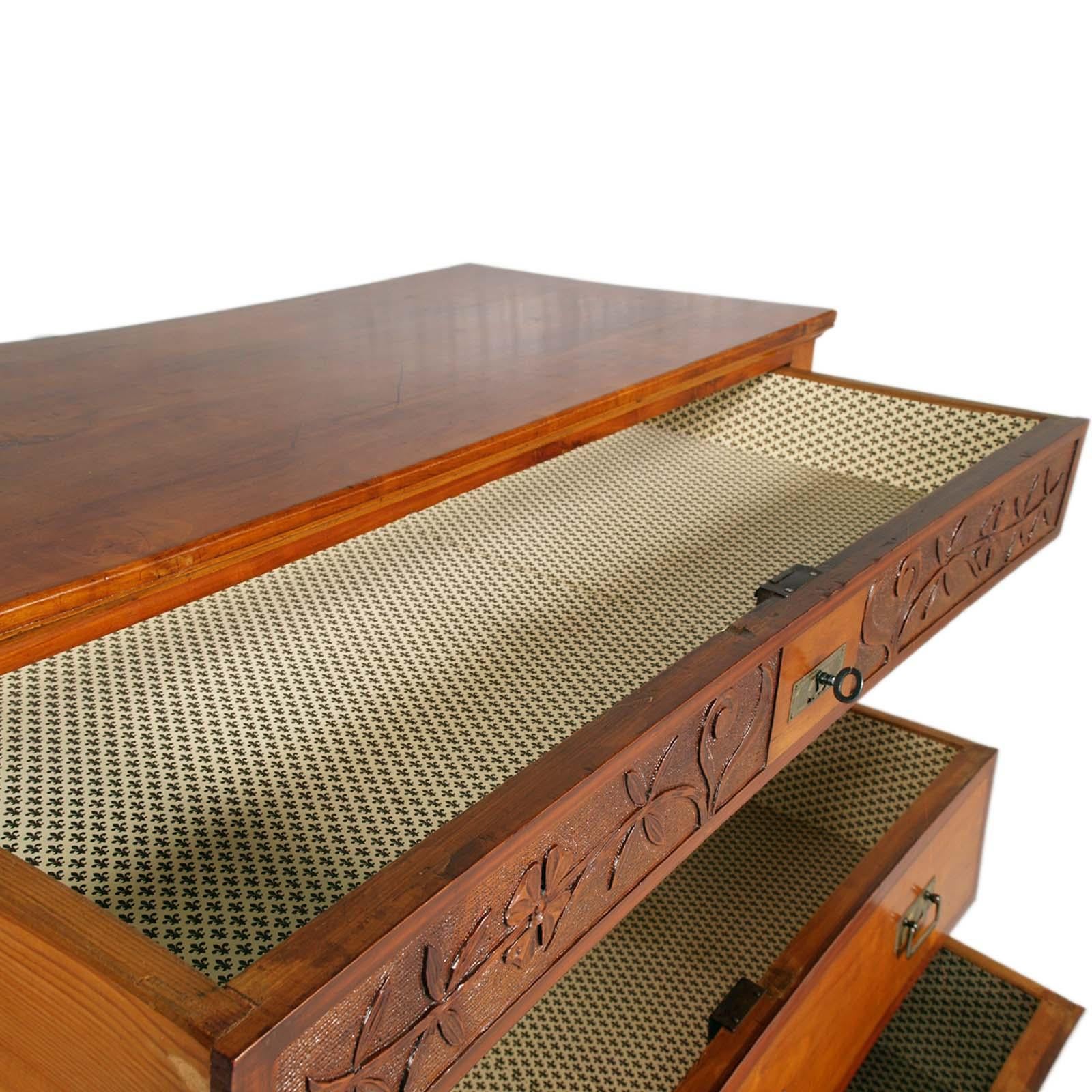 Commode Art Nouveau in Walnut , Four Drawers, Carved, Restored,  wax polished For Sale 1
