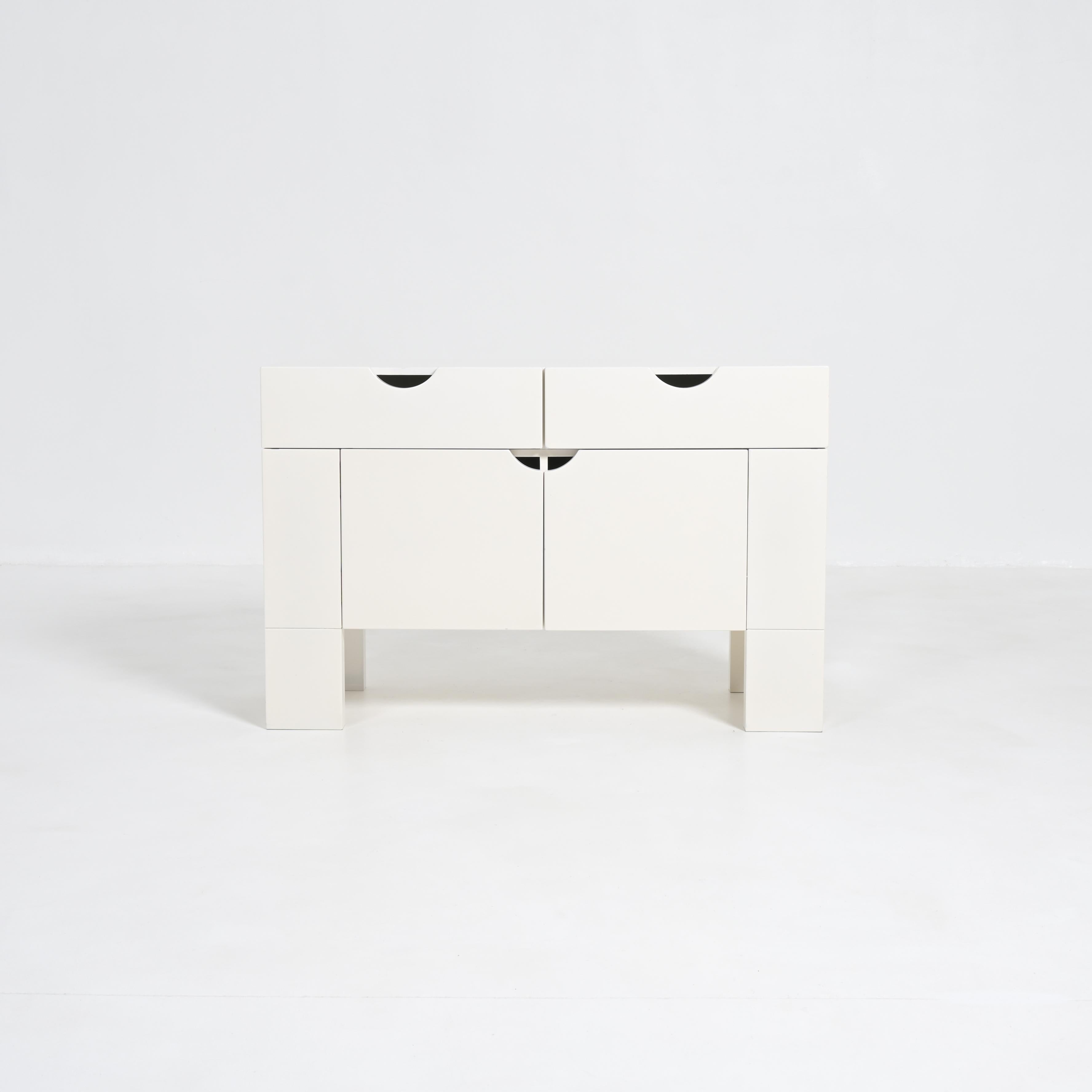 This beautiful cabinet was designed by Claire Bataille and Paul ibens in 1966, for private use.
In 1968 it came in production by ‘t Spectrum and it was only produced until 1974.
This white cabinet in lacquered wood is in very good authentic