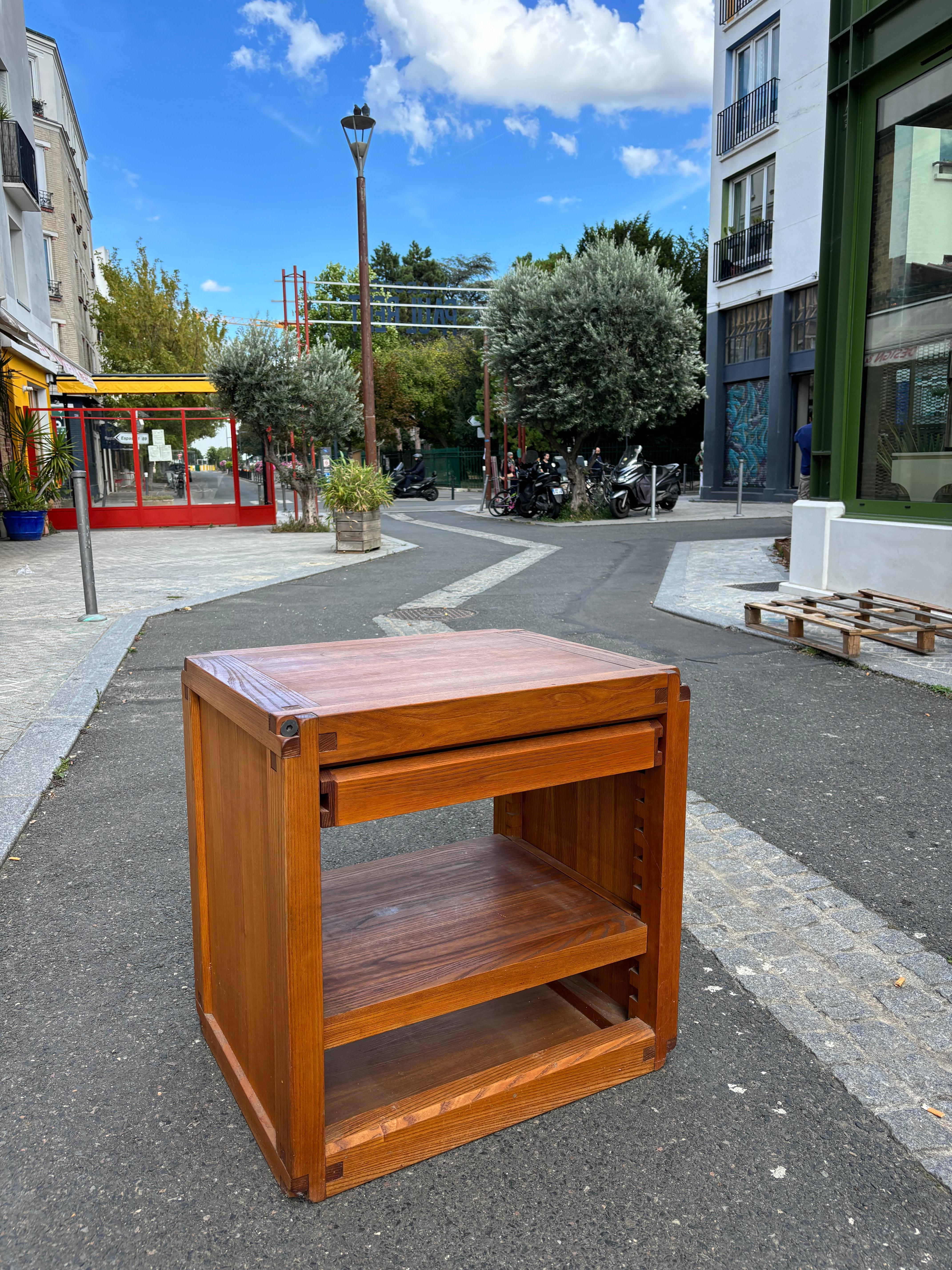 Be.Jolie commode en orme massif par Pierre Chapo. 